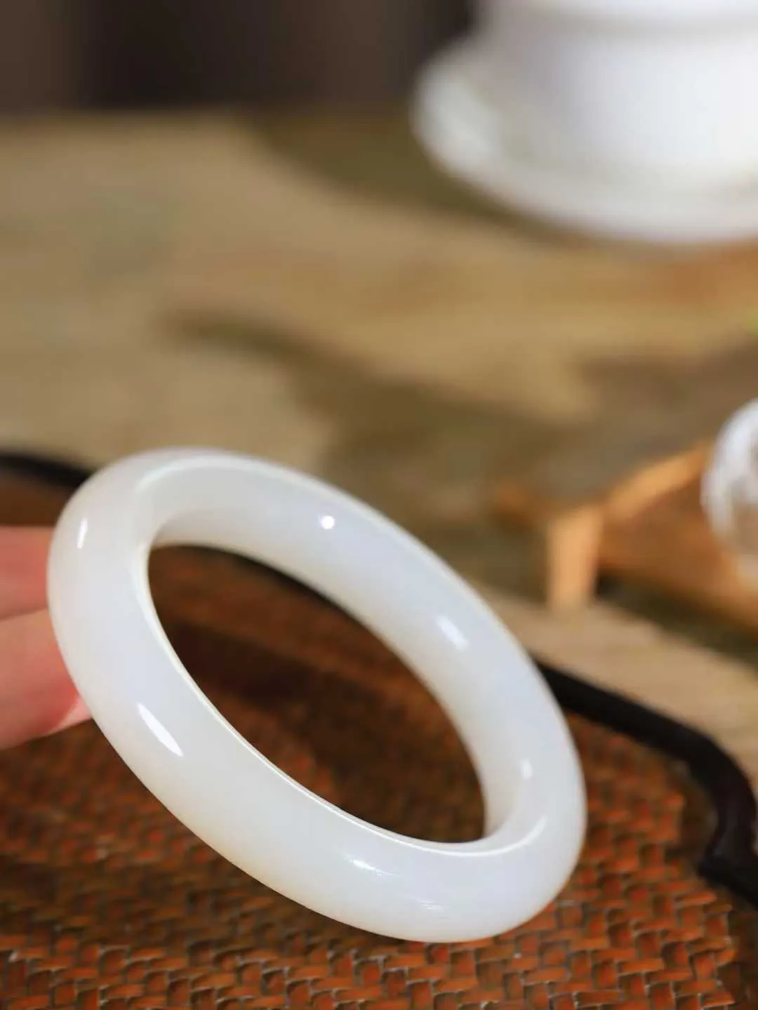 （一见钟情.手镯）

精品️和田玉双色手镯，玉质温和莹润，精光内蕴，手感舒适。整器简约，打磨光洁，让人爱不释手，料美艺精，萦绕于手，尽显高贵之姿。重80.4克 内径58mm尺寸12.7-11.8mm   FDL-101101673