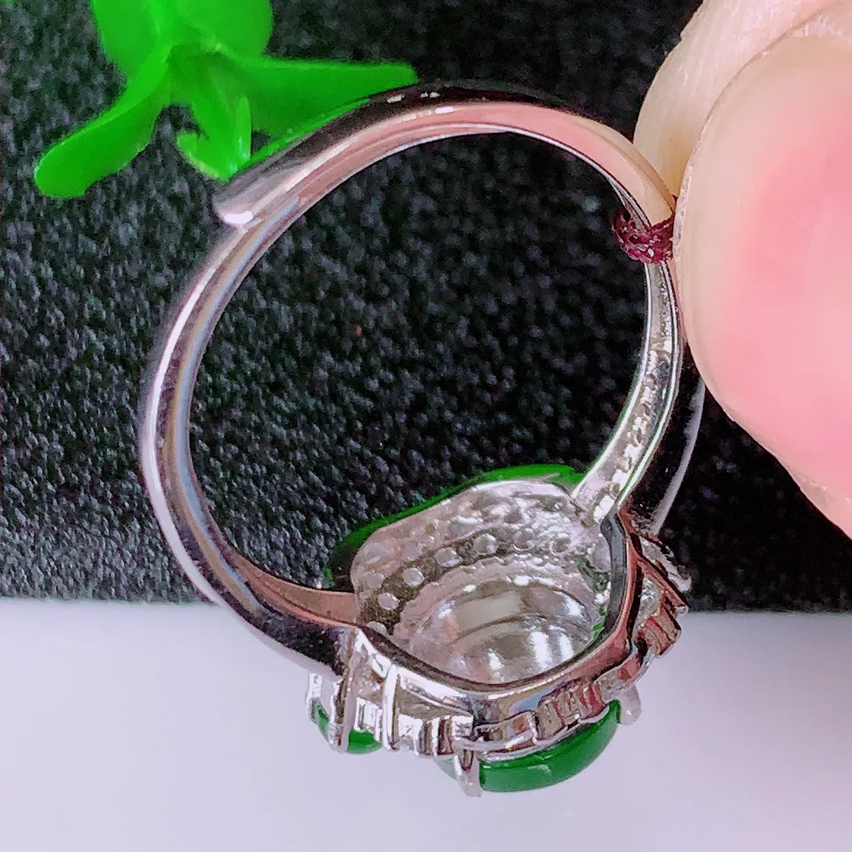 冰透满绿翡翠925银镶嵌戒指，自然光实拍，翠色灵动，颜色漂亮，种老水足，品相佳，佩戴佳品！#97.20（圈口可调大小）整体25.5*17.2-6.8 裸石8*8