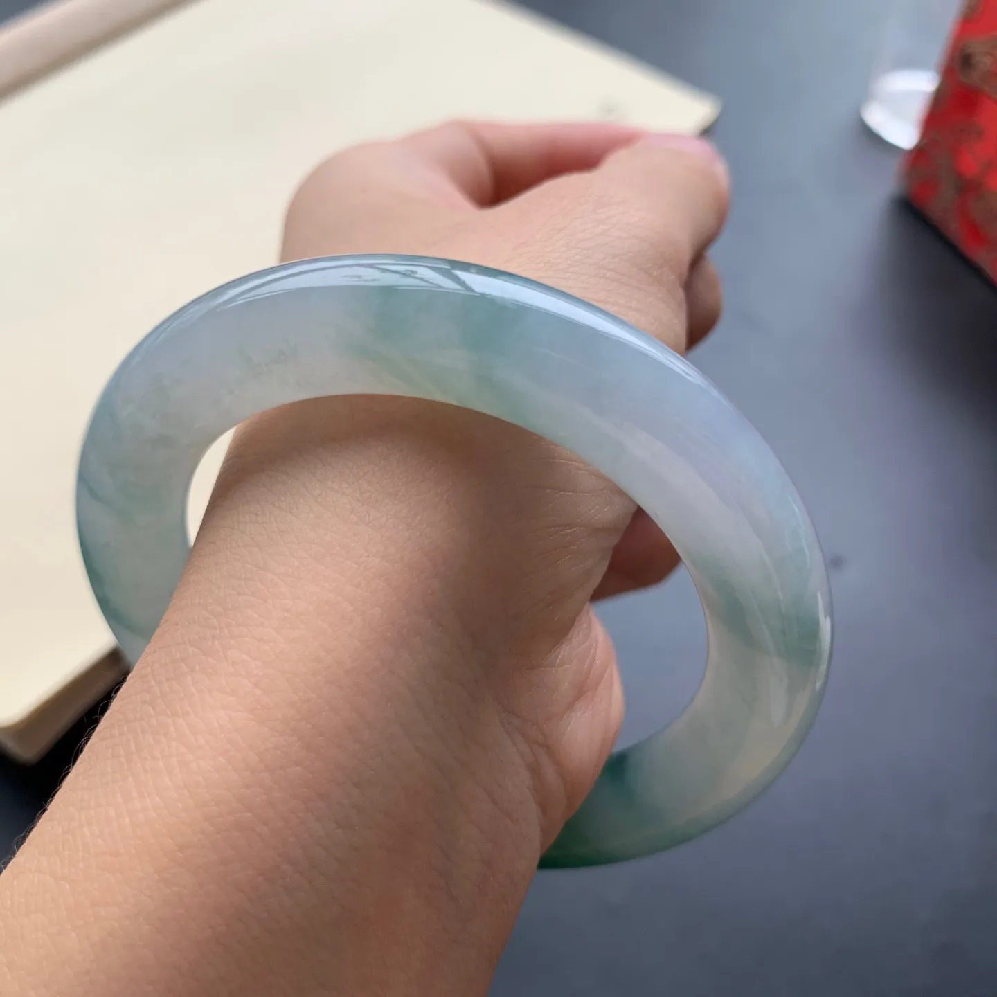 54圈口冰飘花圆条手镯 尺寸：54-11.2，无纹裂，水润饱满，花色浓郁