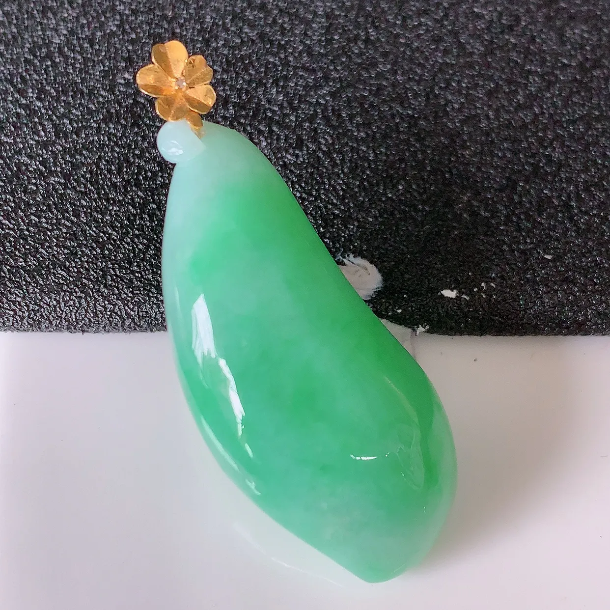 18K金镶嵌冰润满绿翡翠招财福瓜吊坠，精美饱满福瓜，种水足，形态圆润饱满，福相十足 ！#01.22整体41裸裸34.2*15-8.8