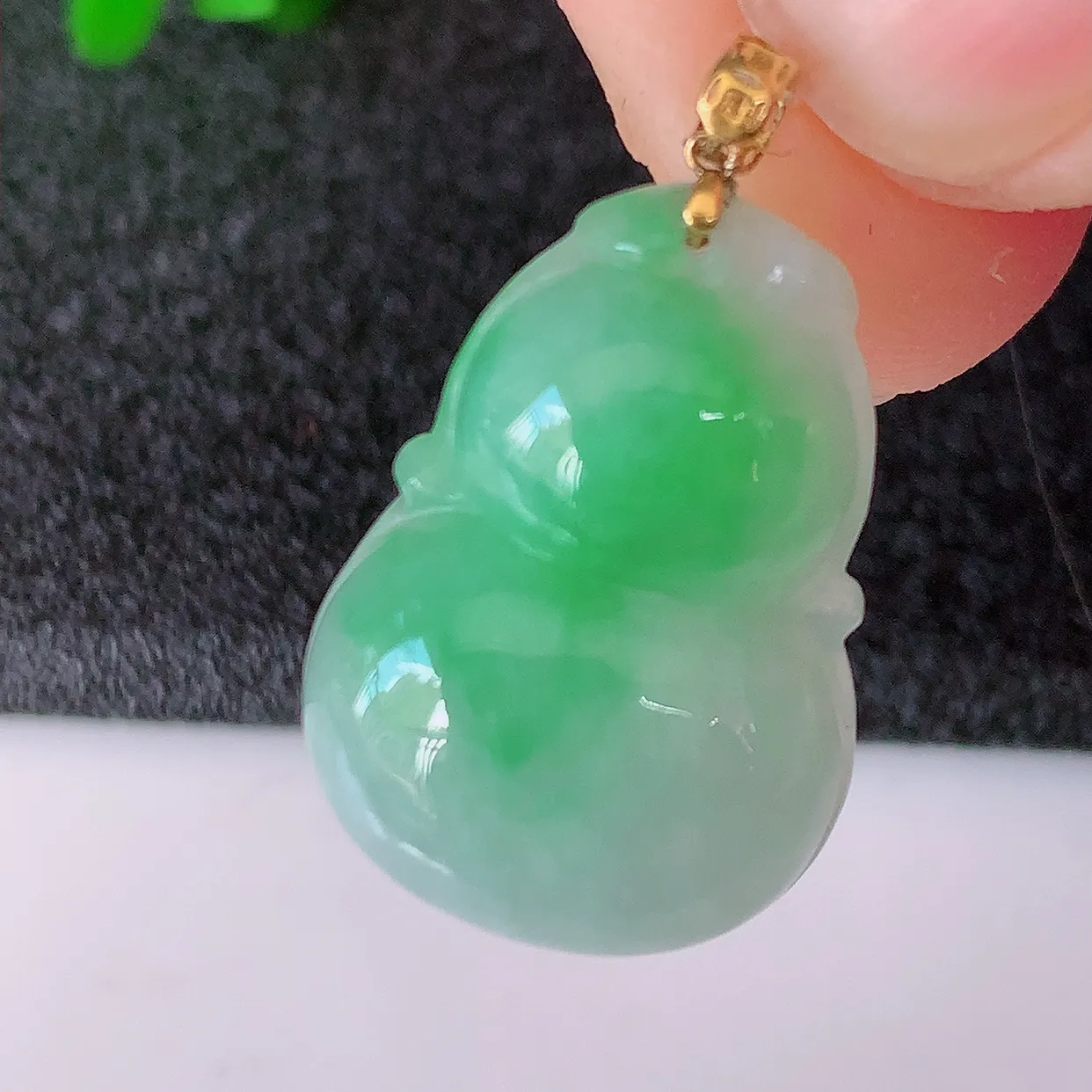 18K金镶嵌冰润飘绿翡翠葫芦吊坠，葫芦寓意福禄双全，财源滚滚，佩戴效果优雅迷人！#49.22