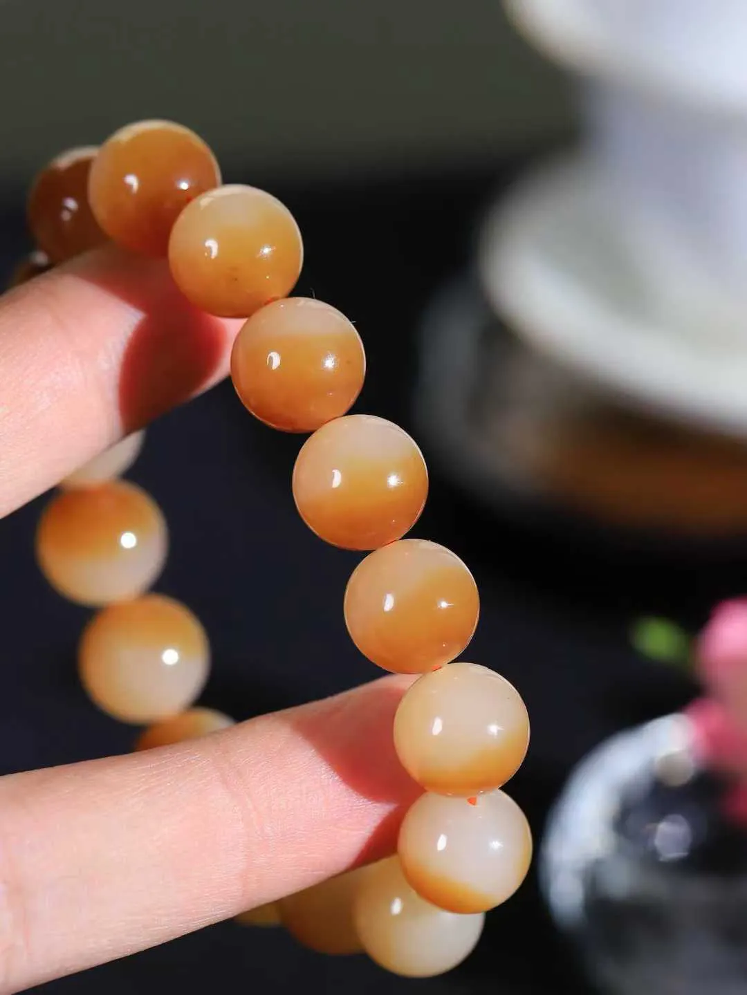 【珠圆玉润.手串】

精品和田玉糖白玉珠圆玉润手串 玉质温润细腻  整串打磨圆润，佩戴舒适。珠珠落玉盘，间关莺语花底滑，一生美好时光，无论身在何处，都有它相伴相守。事事顺遂，幸福美满，吉祥如意。重42克 尺寸取一11.9mm FDT-161101613