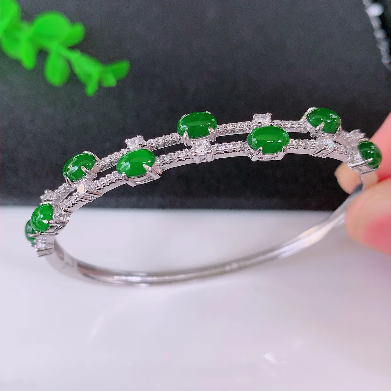 58-59圈口，冰透满绿翡翠925银镶嵌手镯，自然光实拍，翠色灵动，颜色漂亮，种老水足，品相佳，佩戴佳品！#97.20整体58.8-49*7*5 裸石6*4