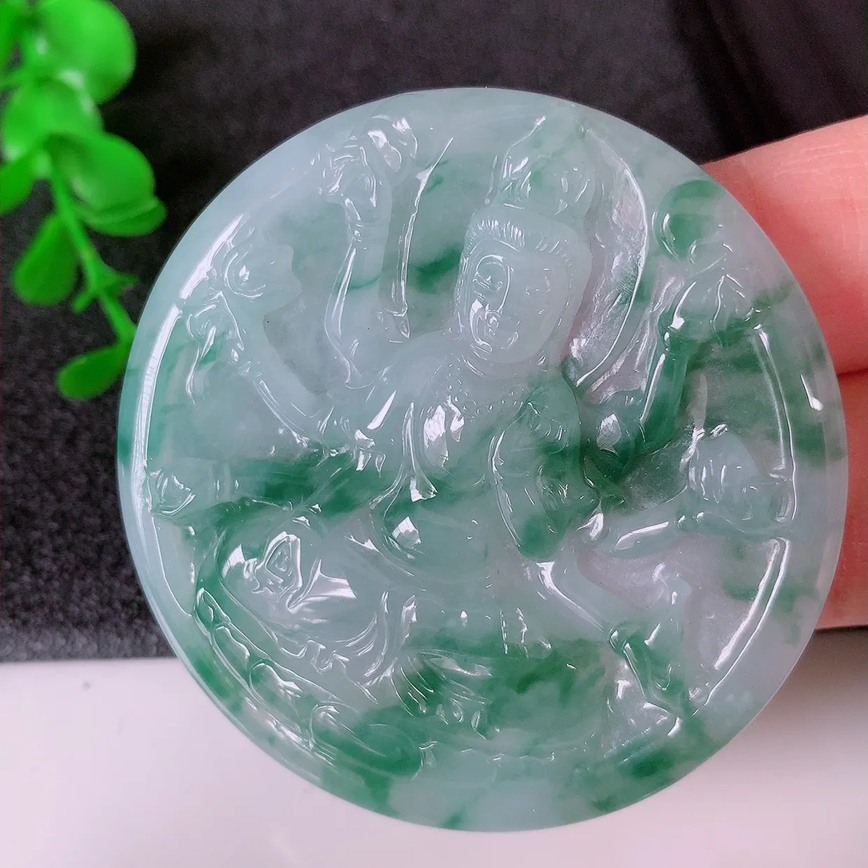 自然光实拍，冰飘花翡翠千手观音菩萨吊坠，赐福翡翠观音，翠绿迷人，观音面相端庄，佩戴时尚出众！#83.