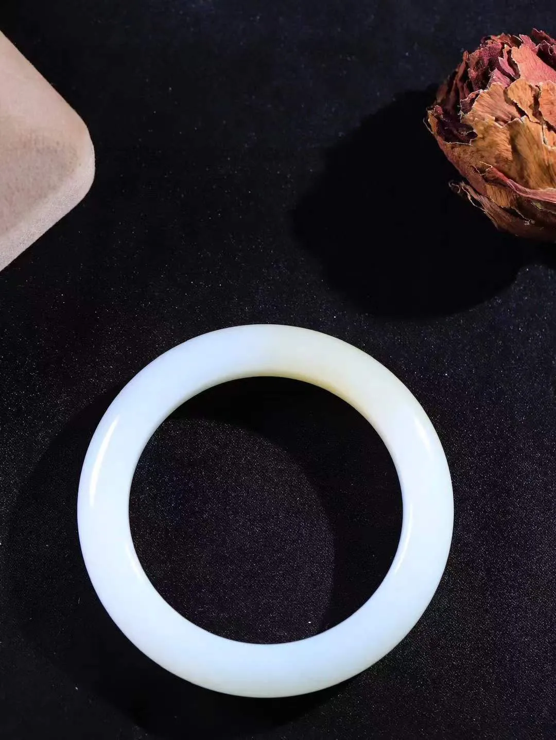 （温柔雅致.手镯）

精品和田玉糖白玉手镯。镯型饱满，温润细腻，脂润沁香。️执一卷书，沏一盏茶，着一袭裙，戴一只镯。淡淡浅笺，素心若兰，静赏玉中诗画。悠悠岁月，芊手轻摘，盛满诗样芳华。重67.6克   尺寸56.5-12.6-10.5mm    FDA-321102400