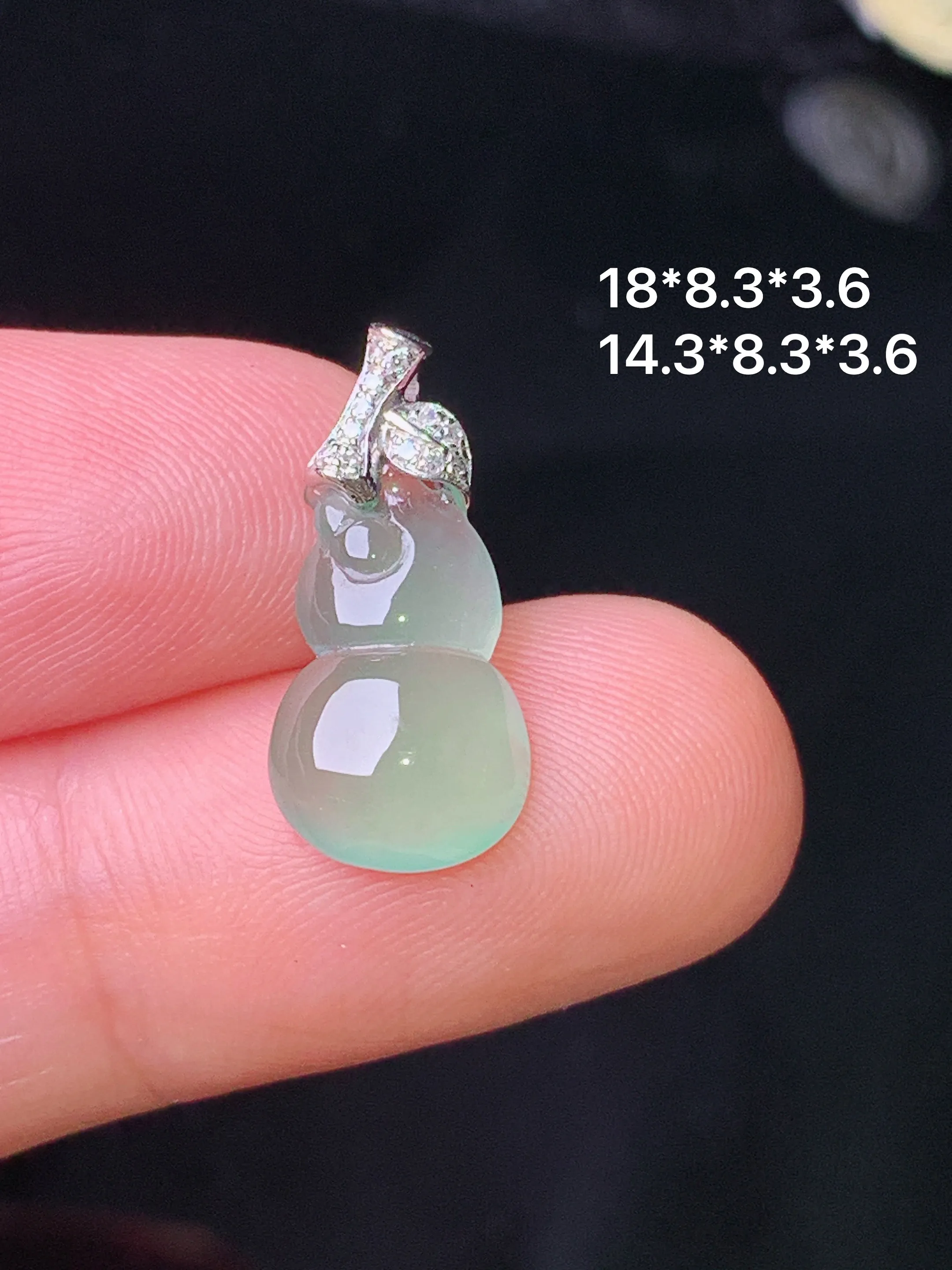 18k金钻镶嵌冰种浅绿葫芦吊坠 玉质细腻 色泽清新艳丽 整体尺寸18*8.3*3.6