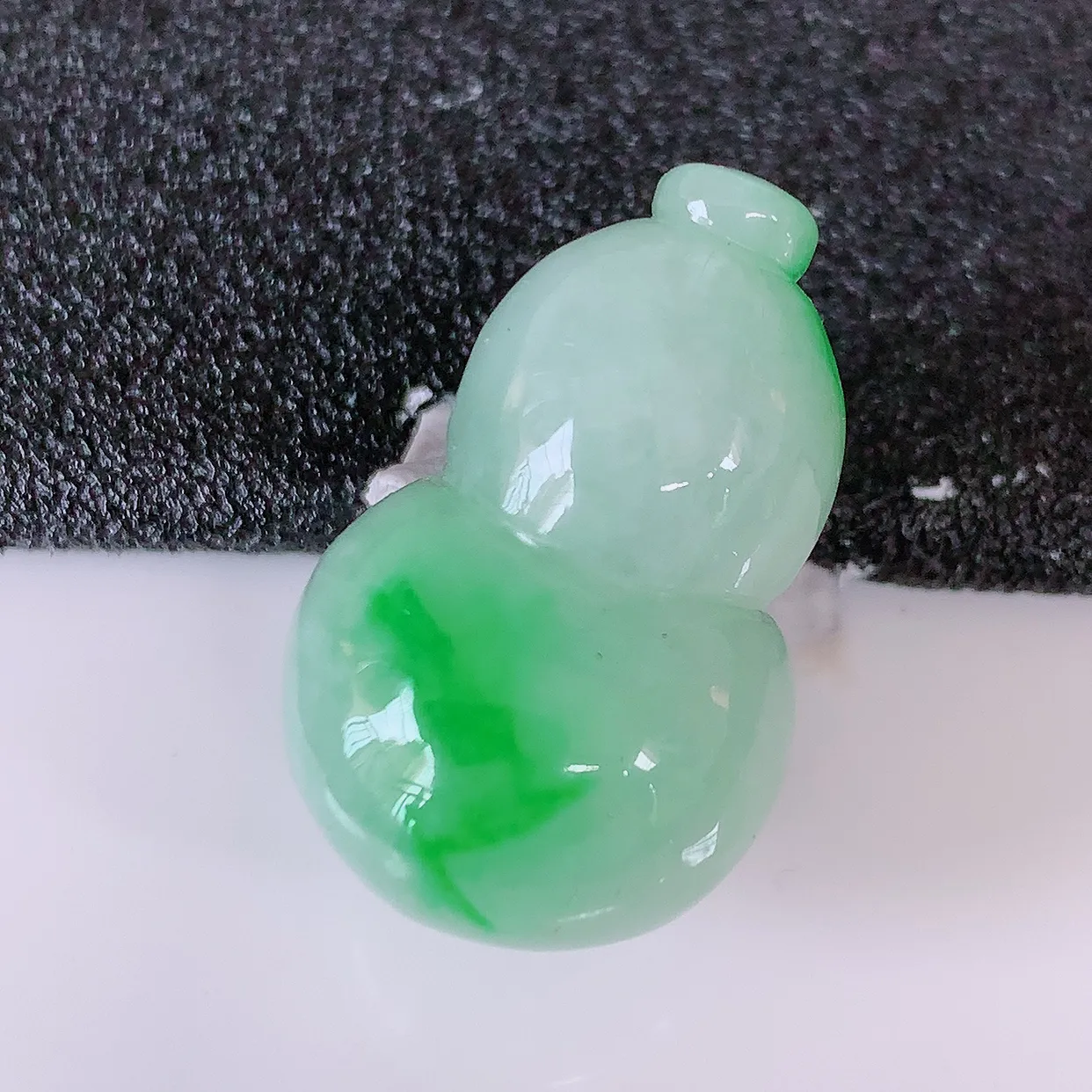 自然光实拍，冰润飘阳绿翡翠葫芦蛋面，种老水足，雕工精湛 ，寓意美好，镶嵌更靓， 佩戴时尚出众！#05.20