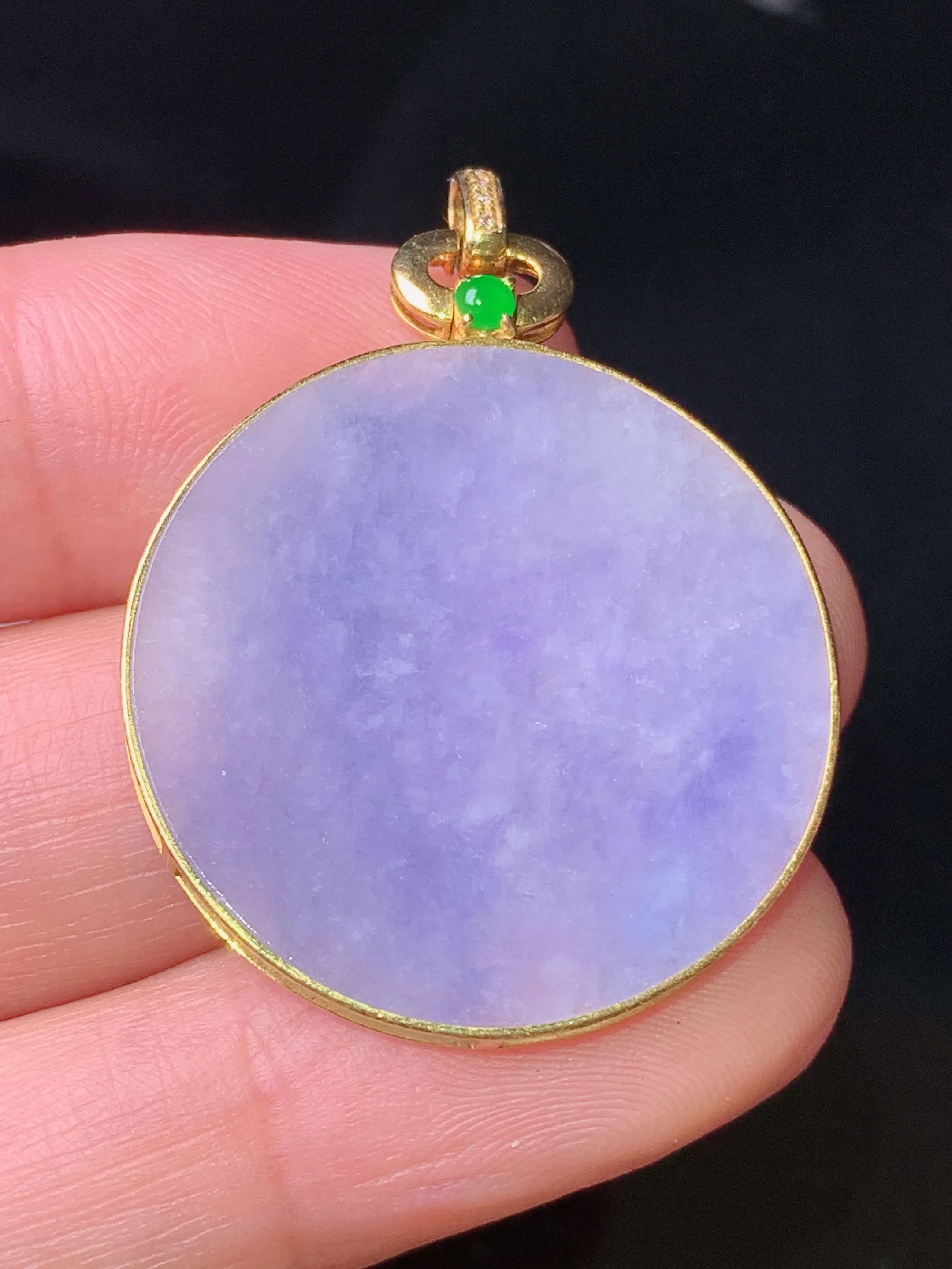 18k金镶嵌紫罗兰圆牌吊坠 玉质细腻 色泽清新艳丽 整体尺寸36.5*27*2.5