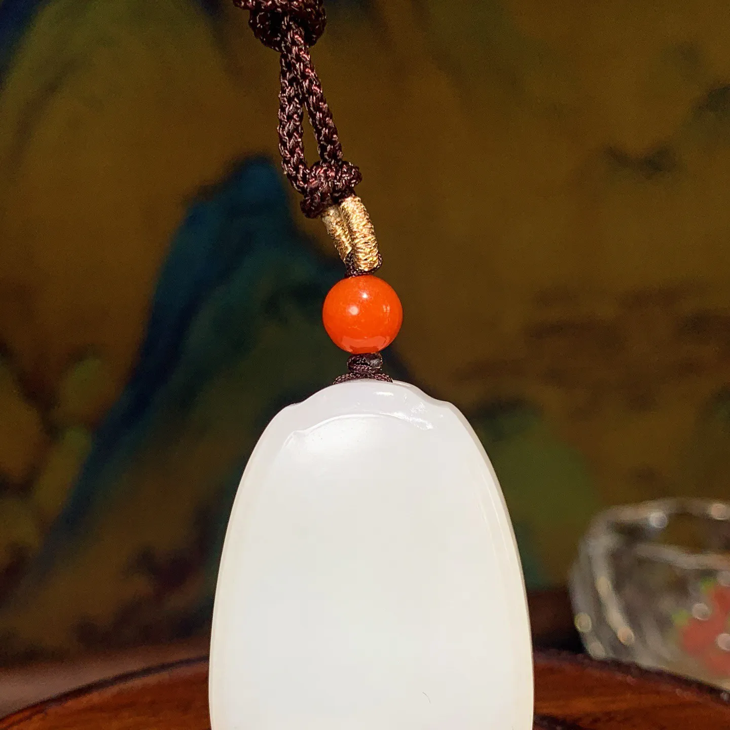 和田玉白玉平安无事牌挂件。尺寸37/28/11重26克。玉质细腻油润。手推出油。品相大气。lt251125