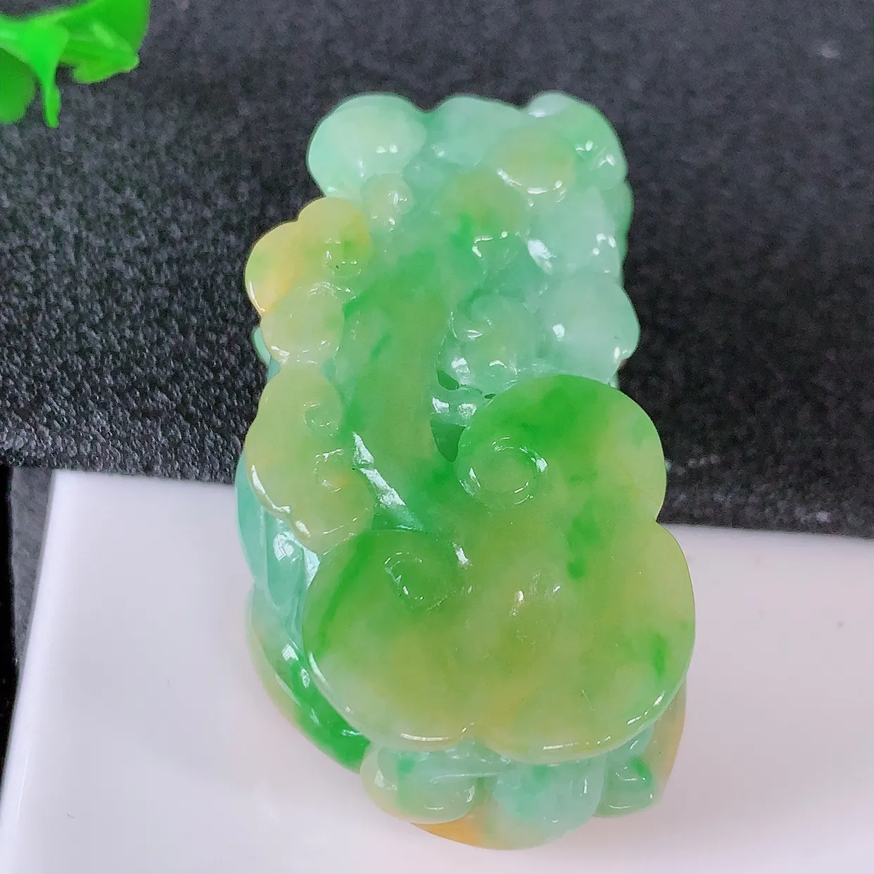 自然光实拍，特色冰润黄加绿翡翠招财貔貅吊坠，民间有“一摸 貔貅运程旺盛，再摸貔貅财运滚滚，三摸貔貅平步青云 ”的美好祝愿。#97.20