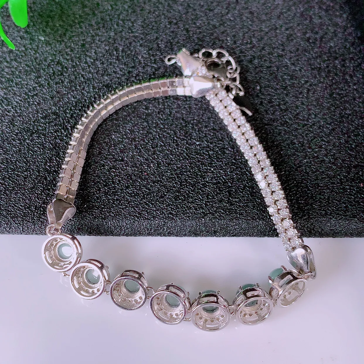 冰透翡翠925银镶嵌手链，自然光实拍，翠色灵动，颜色漂亮，种老水足，品相佳，佩戴佳品！#97.20取一整体6.5*6.5-5.5裸石. 4*4