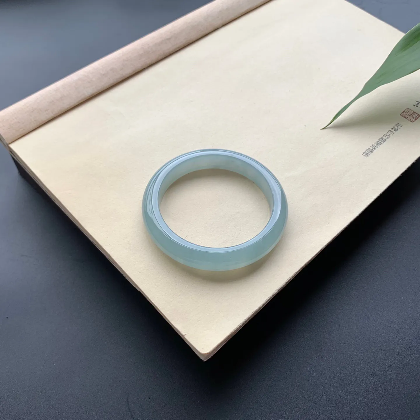 54.8圈口冰底色正圈手镯 尺寸：54.8-10.5-7.8，无纹裂，水润光滑，色泽亮丽