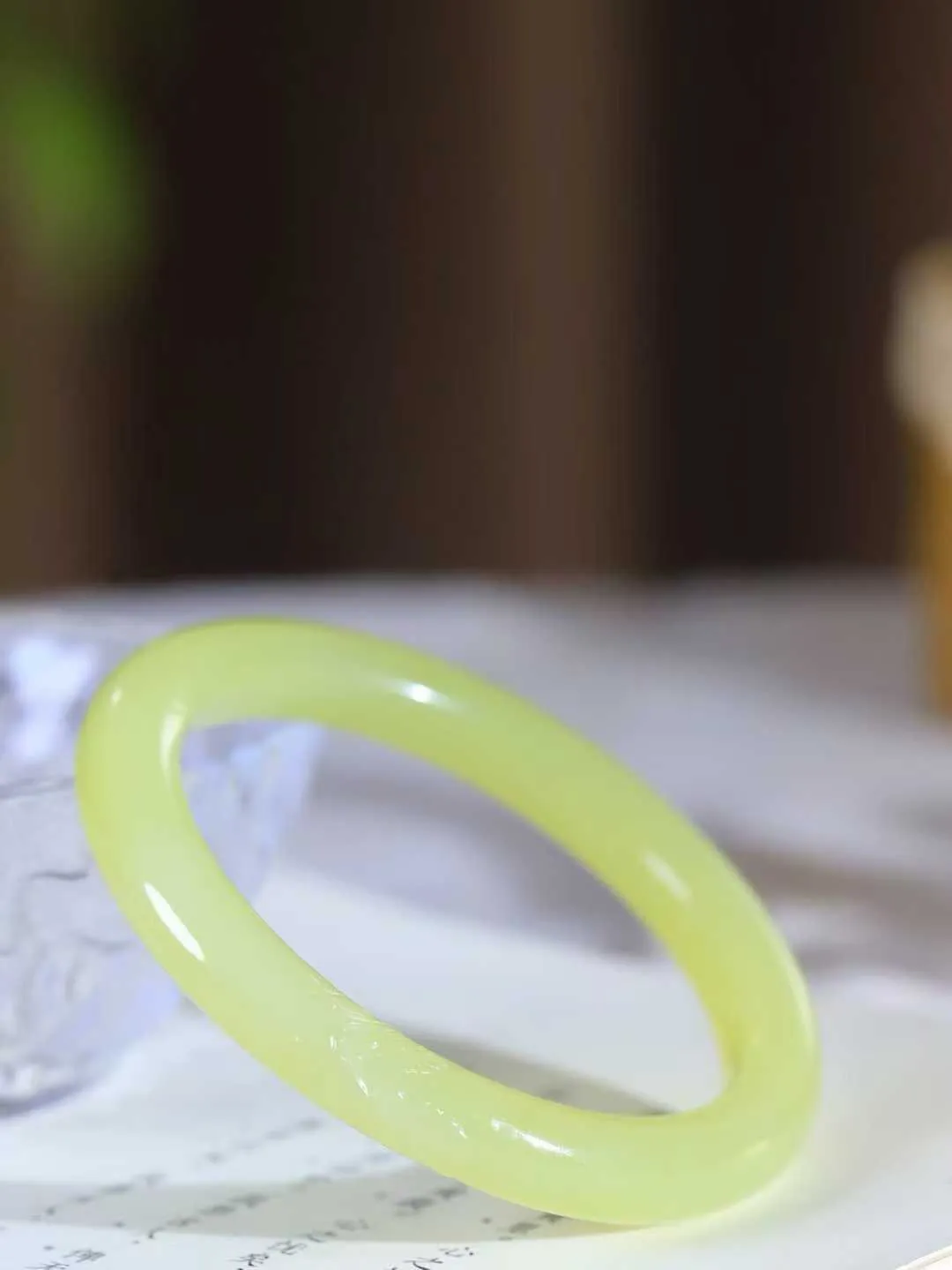 [温润如玉.手镯]

精品和田玉黄口手镯。玉质温润细腻 油性十足 手感舒适，高华雅逸，线条流畅，简约大气，美自天成，素雅高贵。佩戴于腕间，婉约之美，举手投足间透出那份低调奢华。重38.6克 内径56.5mm尺寸8.8-9mm FDA-121101600