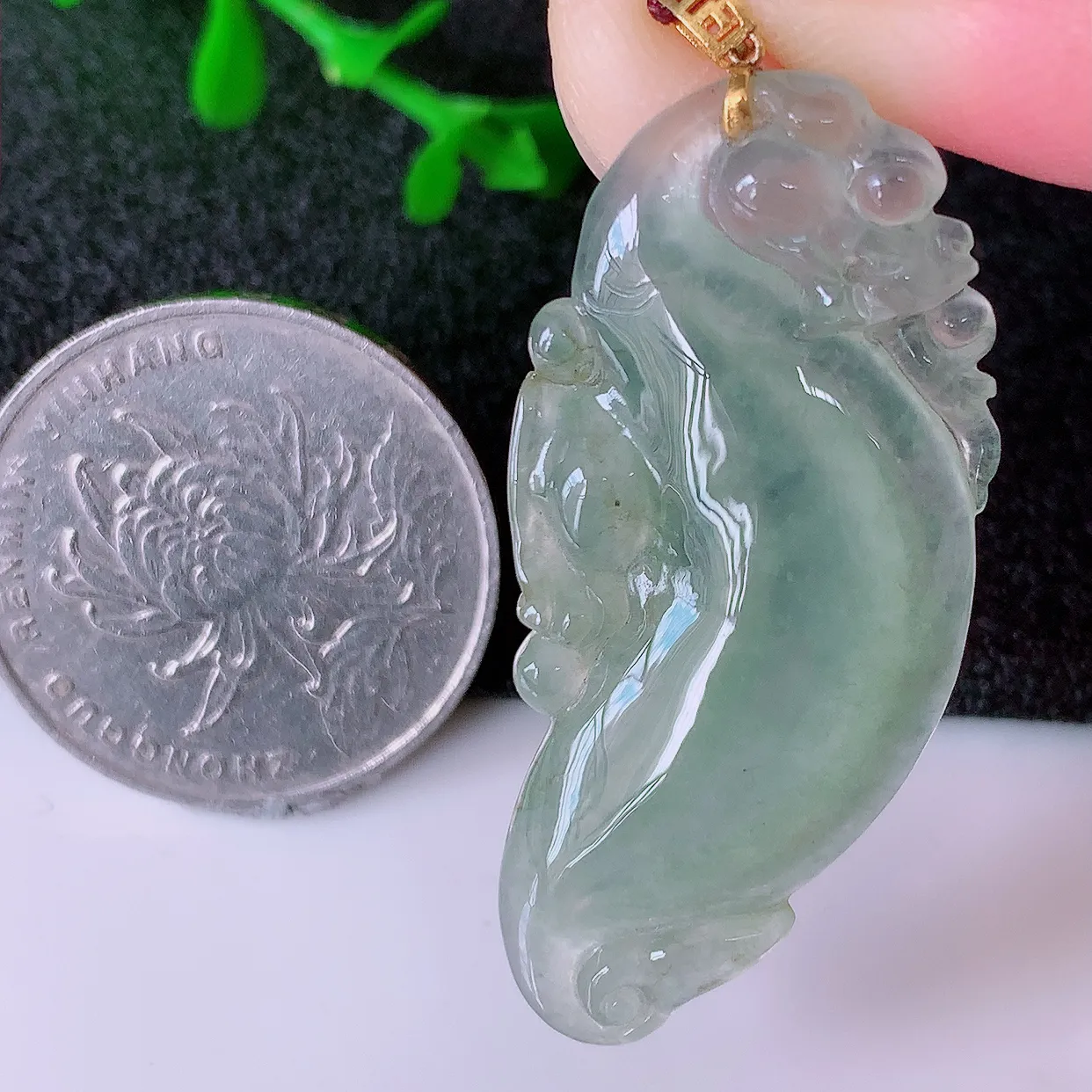 18K金镶嵌冰种翡翠招财福瓜吊坠，精美饱满福瓜，种水足，形态圆润饱满，福相十足 ！#41.22