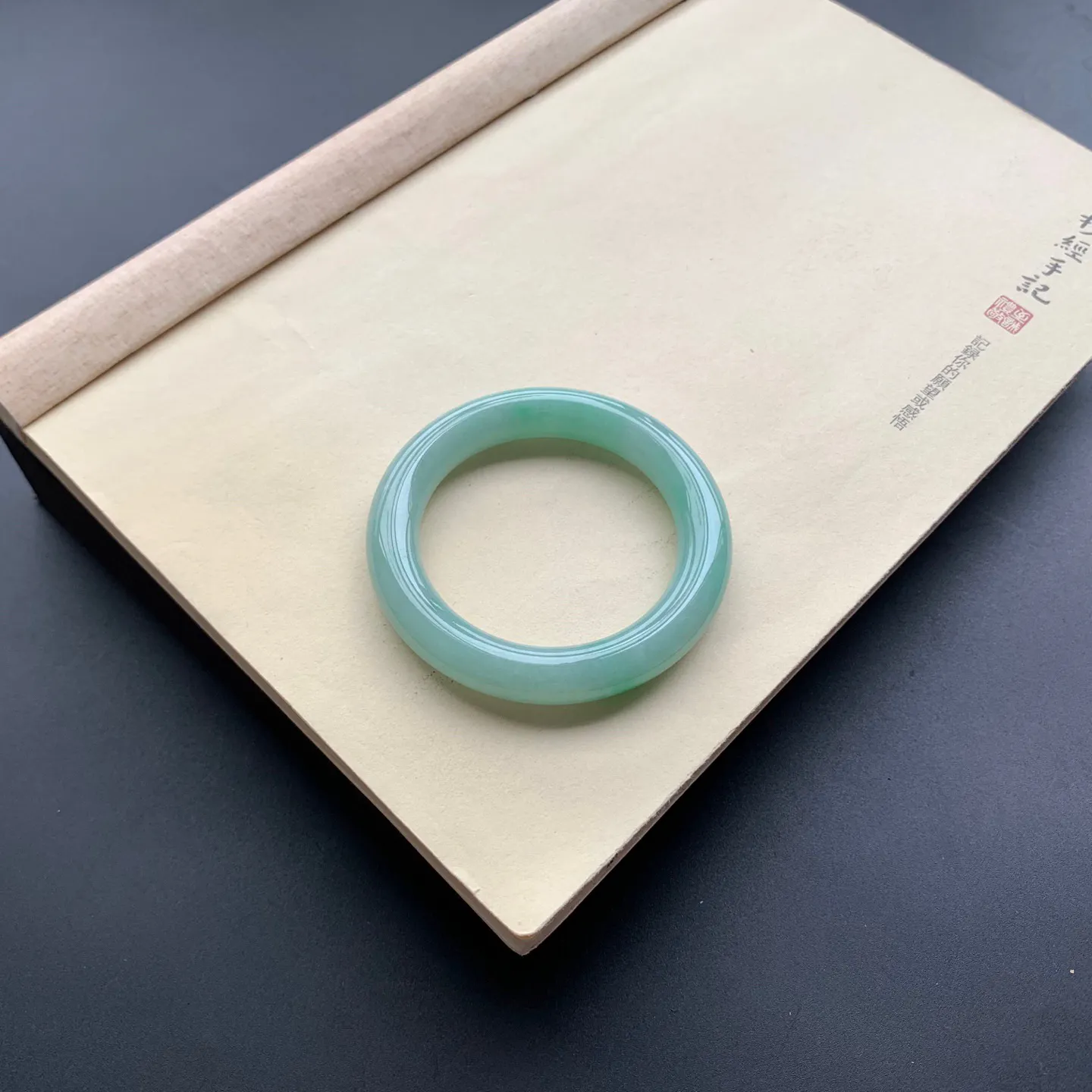 53.8圈囗飘绿圆条手镯 尺寸：53.8-10.8，细腻光滑，条形饱满