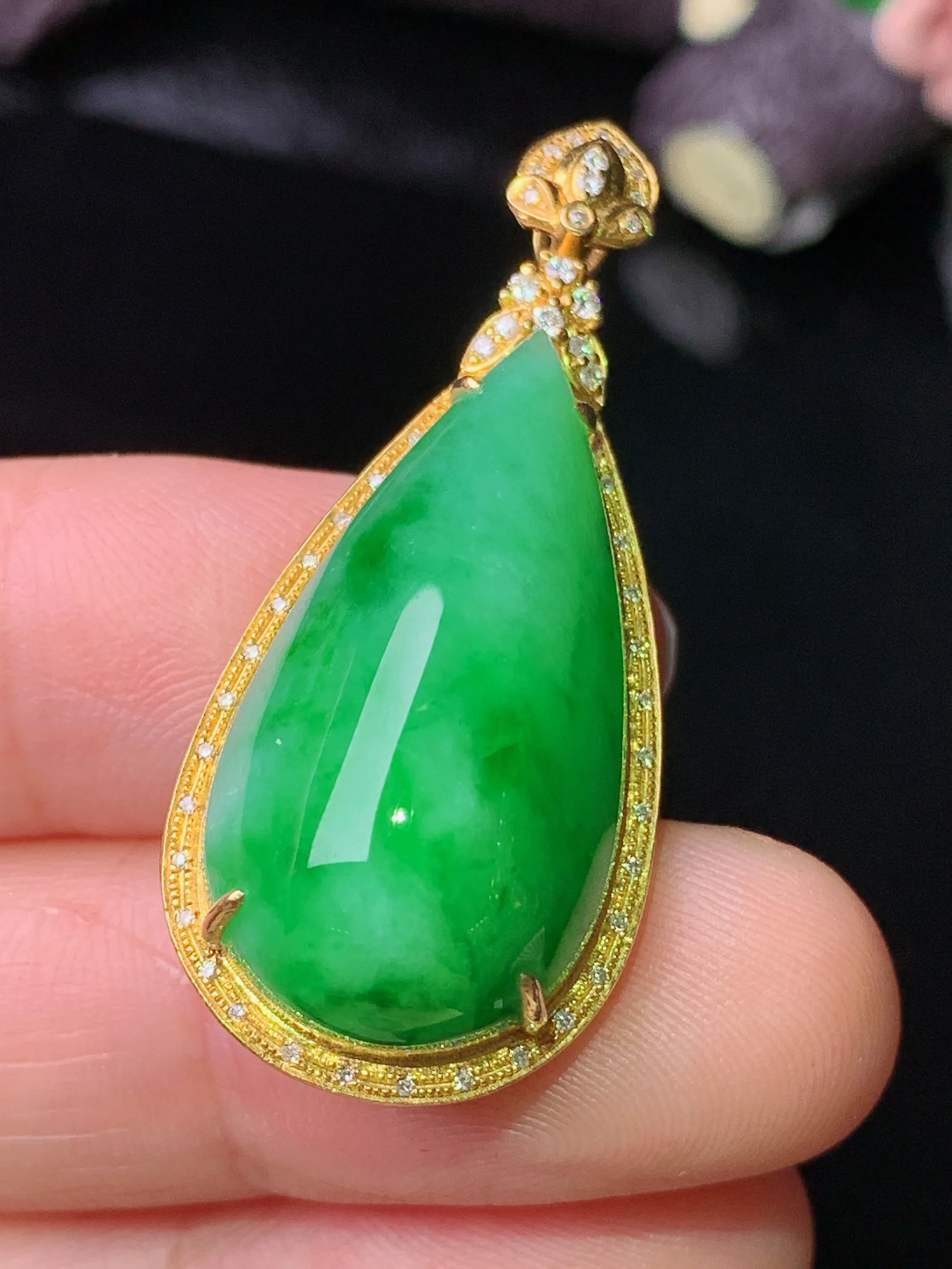 18k金钻镶嵌翠绿水滴吊坠 玉质细腻 色泽清新艳丽 整体尺寸38*16.6*10.2