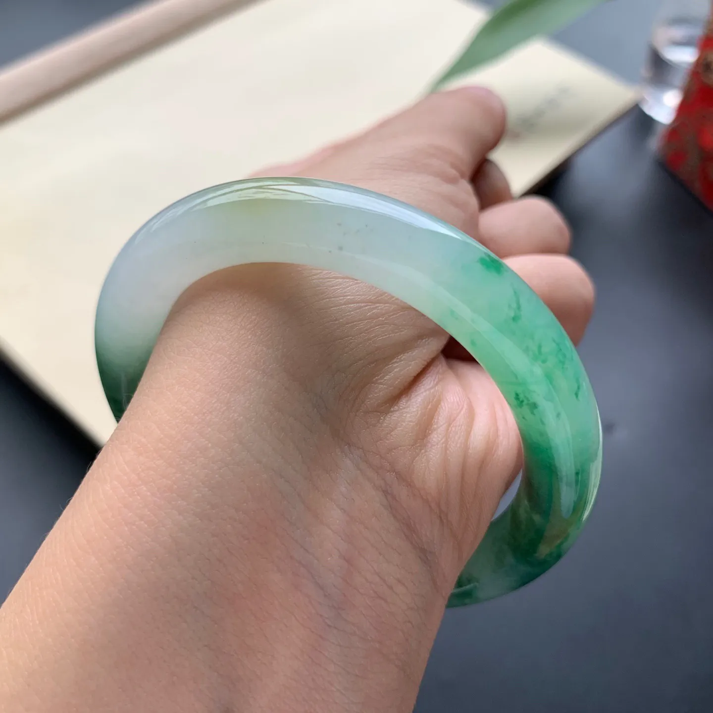 52.8圈口飘绿圆条手镯 尺寸：52.8-9.8-9.2，无纹裂，水润饱满，花色唯美