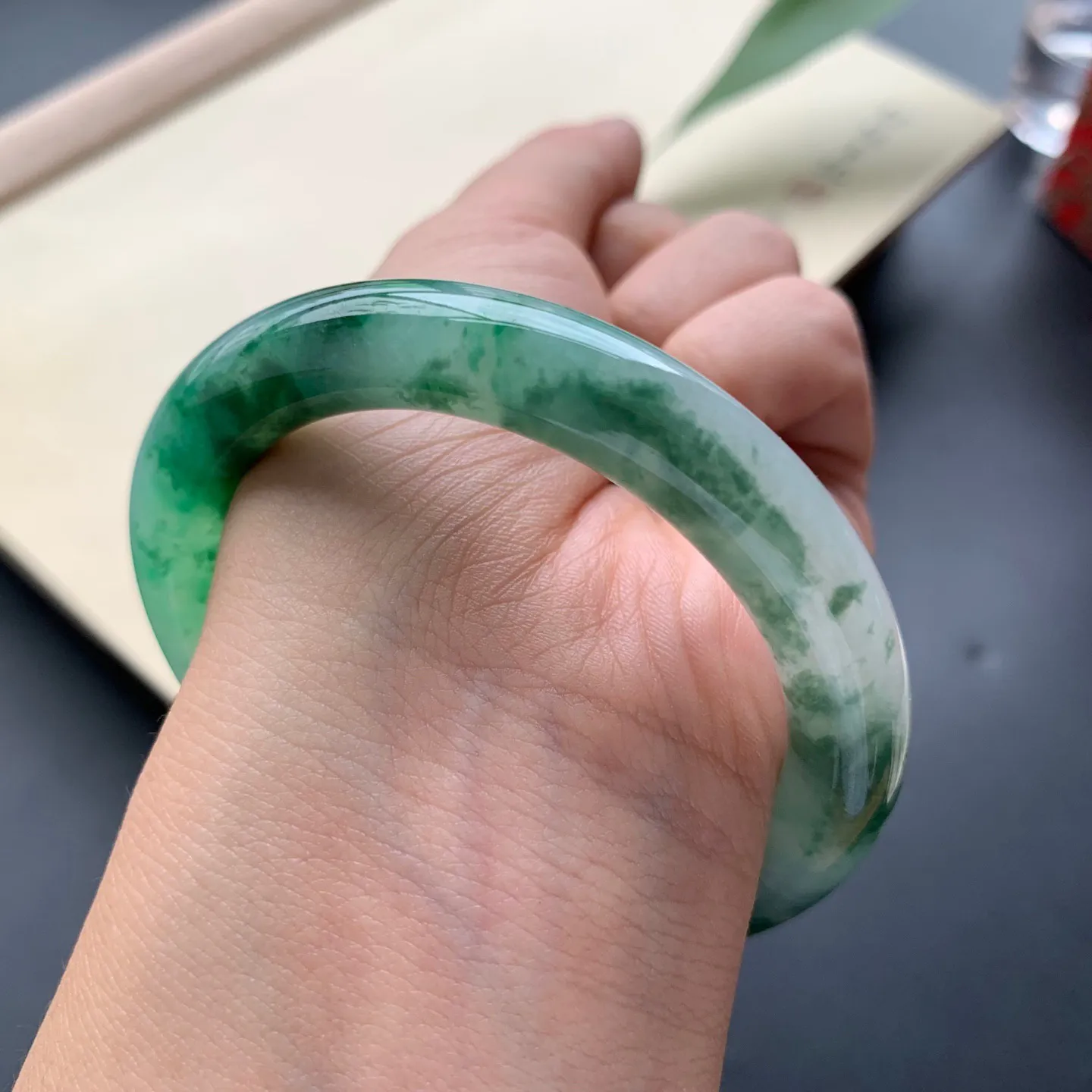 52.8圈口飘绿圆条手镯 尺寸：52.8-9.8-9.2，无纹裂，水润饱满，花色唯美