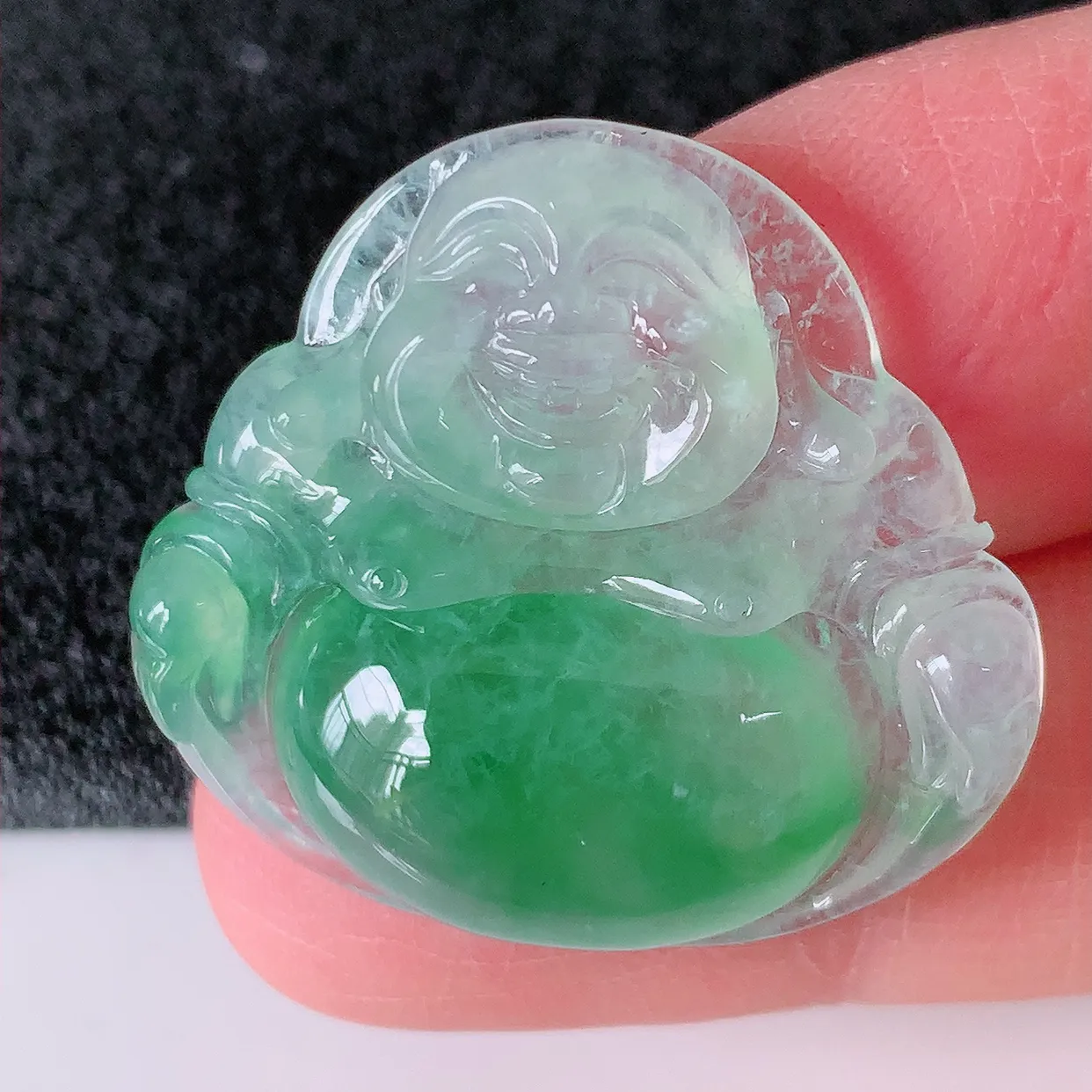 自然光实拍，冰种飘绿翡翠佛公吊坠，饱满， 佛公亦保平安，寓意有福（佛公）相伴，配戴优雅迷人！#02.22