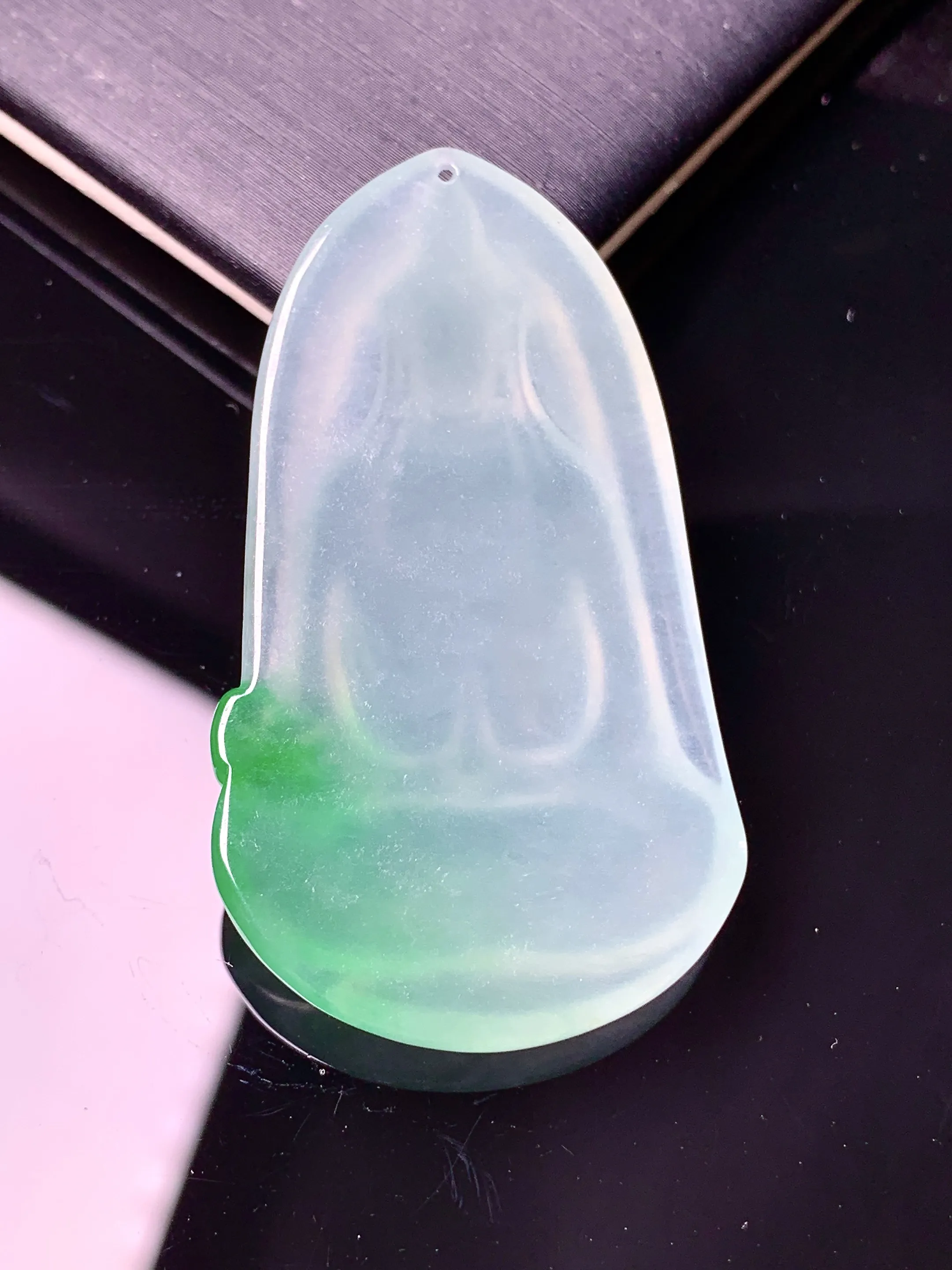 飘绿观音素衣吊坠 玉质细腻 色泽清新艳丽 整体尺寸46.8*26.5*5