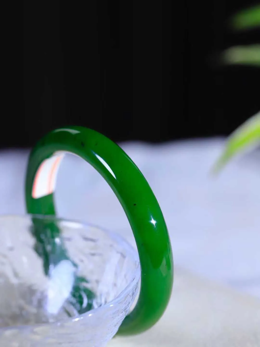 【碧波流转·手镯】

收藏级臻品️和田玉碧玉手镯，玉质细腻温润，手感舒适，️线条流畅，简约大气，美自天成，佩戴于腕间，婉约之美，举手投足间透出那份低调奢华，醉人心扉。
重54克 内径圈口60mm尺寸11.7-8.4mm  FDA-131101608