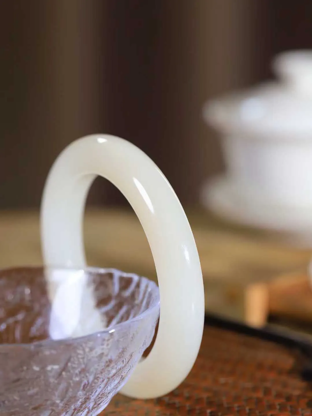 （一见钟情.手镯）

精品️和田玉双色手镯，玉质温和莹润，精光内蕴，手感舒适。整器简约，打磨光洁，让人爱不释手，料美艺精，萦绕于手，尽显高贵之姿。重80.4克 内径58mm尺寸12.7-11.8mm   FDL-101101673