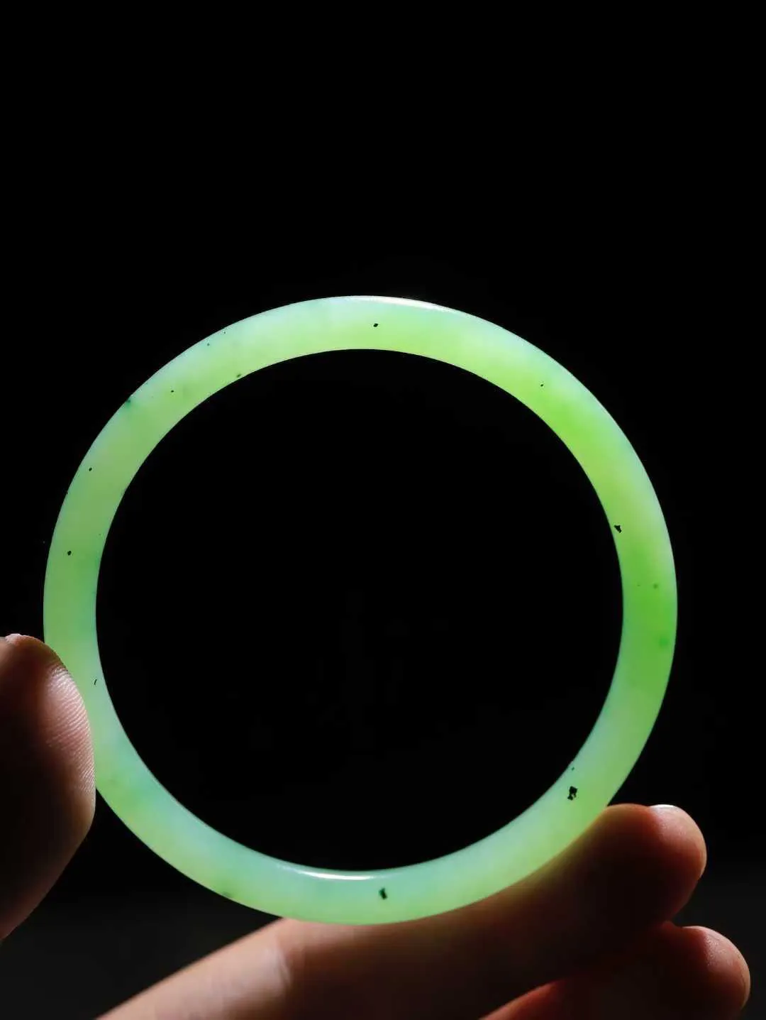 【碧色荡漾·手镯】

收藏级和田玉碧玉手镯，玉质细腻温润，手感舒适，️线条流畅，简约大气，美自天成，佩戴于腕间，婉约之美，举手投足间透出那份低调奢华，醉人心扉。重16克  内径圈口56.5mm  尺寸5.9-5.7mm  FDA-661101633