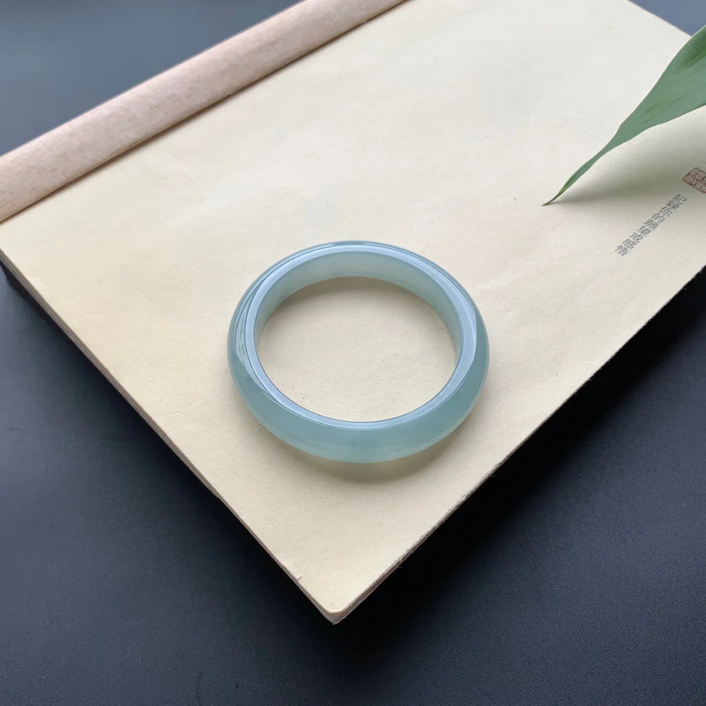 54.8圈口冰底色正圈手镯 尺寸：54.8-10.5-7.8，无纹裂，水润光滑，色泽亮丽