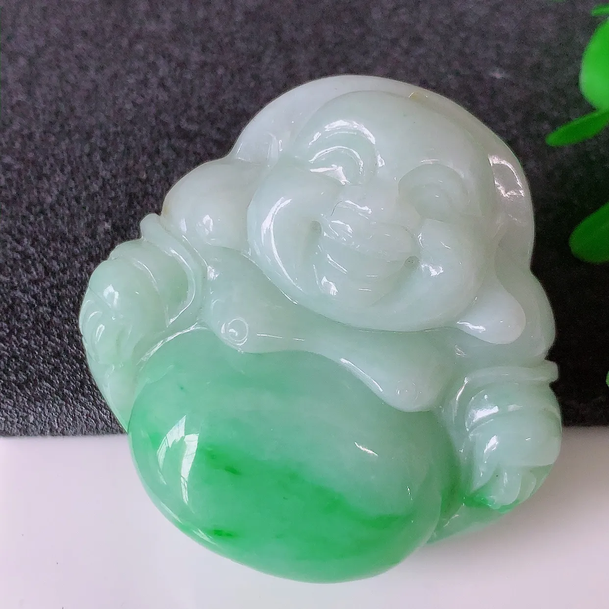 自然光实拍，大件厚装飘绿翡翠佛公吊坠，玉笑佛，饱满，开脸喜庆，配戴优雅迷人！#46.22