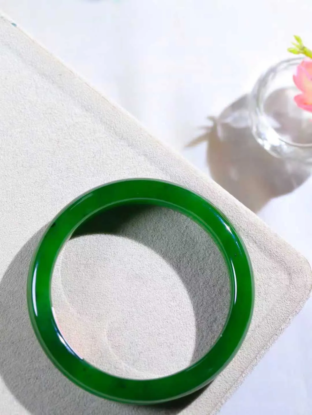 【碧波流转·手镯】

收藏级臻品️和田玉碧玉手镯，玉质细腻温润，手感舒适，️线条流畅，简约大气，美自天成，佩戴于腕间，婉约之美，举手投足间透出那份低调奢华，醉人心扉。
重54克 内径圈口60mm尺寸11.7-8.4mm  FDA-131101608