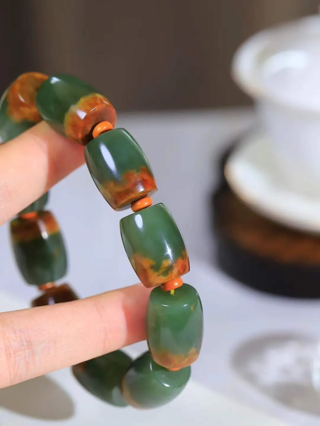 （路路通.手串）

新疆和田玉手串 玉质细糯出油，成色均匀，品相极好…
做工圆滑饱满大气。如清风拂袖，不经意间已是大美重102.8克   尺寸取一20-15.6mm   FDL-781102431