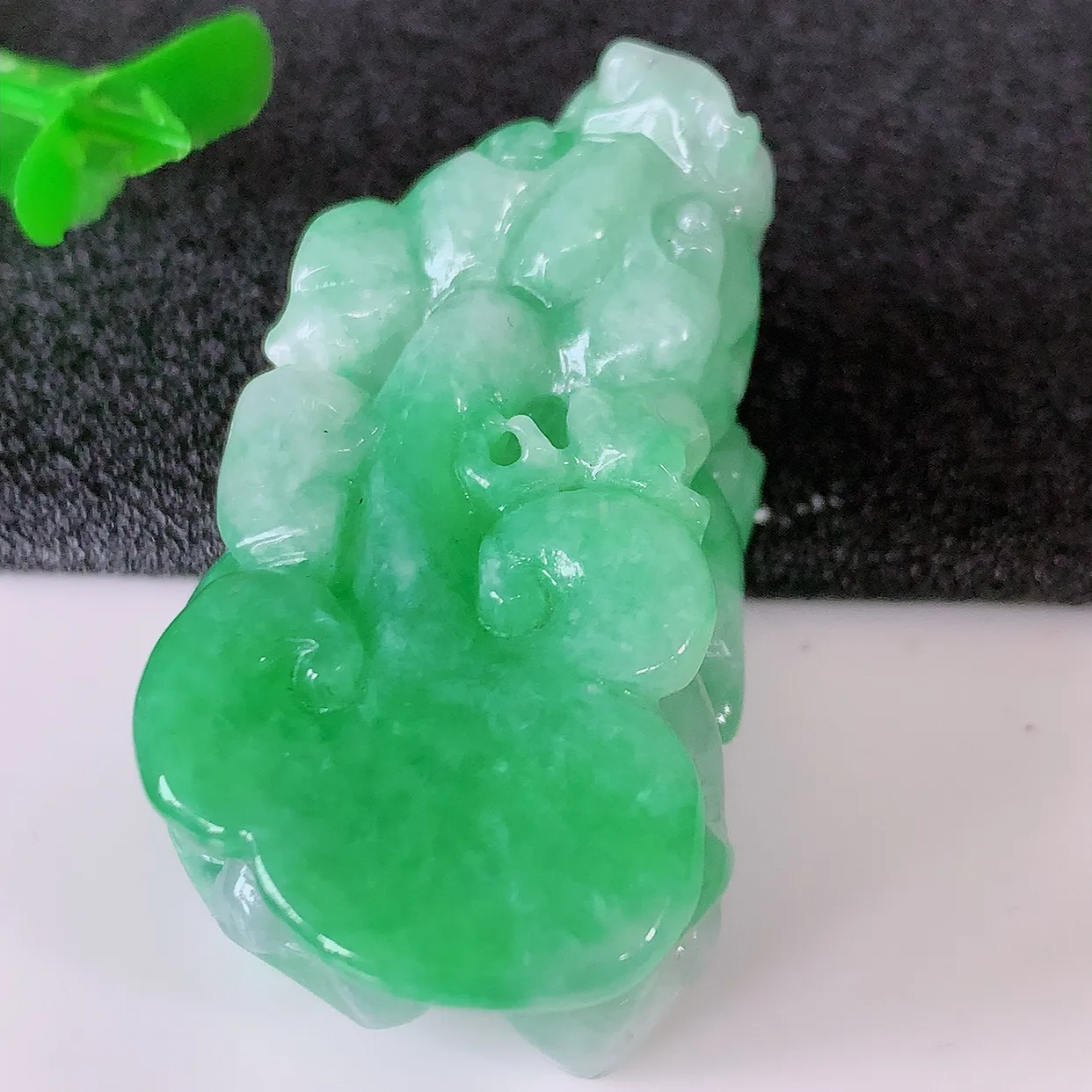 自然光实拍，冰润飘绿招财貔貅翡翠吊坠，民间有“一摸貔貅运程旺盛，再摸貔貅财运滚滚，三摸貔貅平步青云 ”的 美好祝愿。#87.20