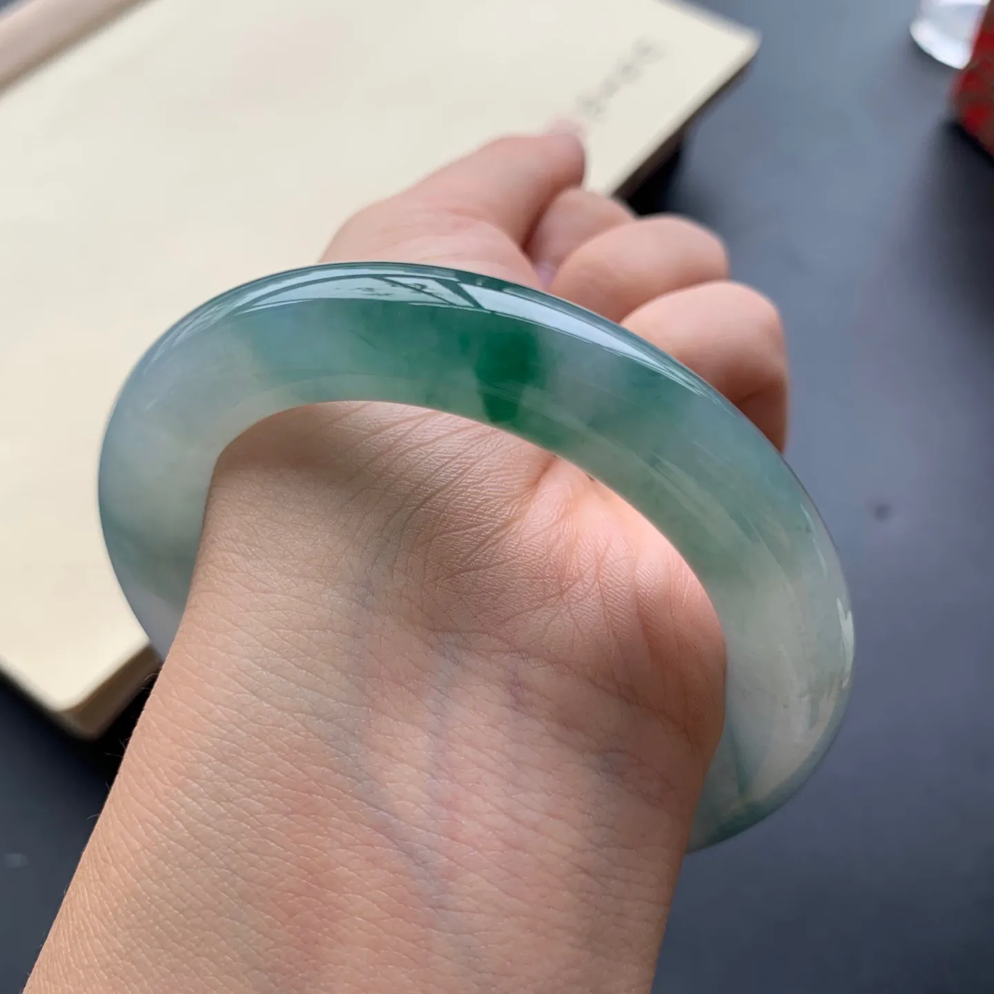 54圈口冰飘花圆条手镯 尺寸：54-11.2，无纹裂，水润饱满，花色浓郁