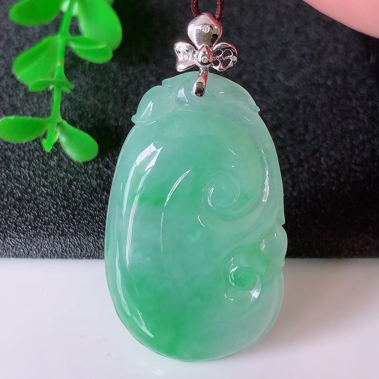自然光实拍，18k金镶嵌冰飘绿翡翠如意吊坠，寓意顺心如意，事事如意，吉祥如意，细腻饱满，色泽鲜艳，称心如意佩戴优雅时尚！#83.22整体47裸裸39*23.8*5.6