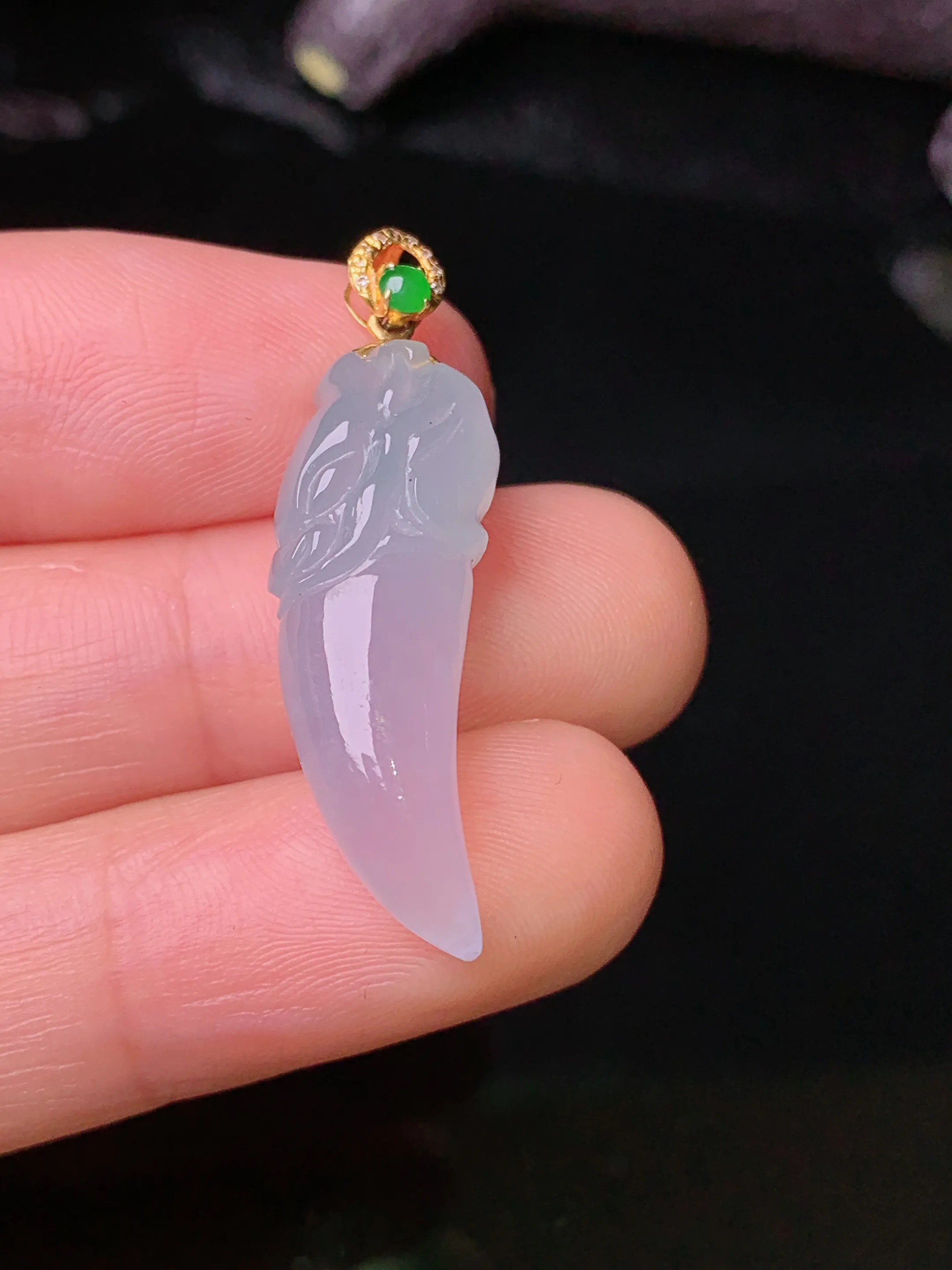 18k金镶嵌冰种狼牙吊坠 玉质细腻 色泽清新艳丽 整体尺寸32.7*9.2*7.5