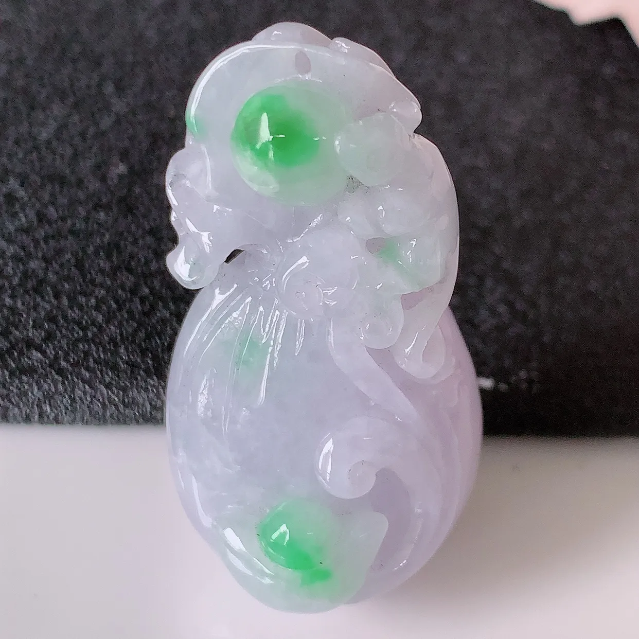 自然光实拍，冰润飘绿翡翠招财钱袋子吊坠，寓意“代代有福，代代有财，腰缠万贯”玉质细腻，佩戴效果佳！#02.25