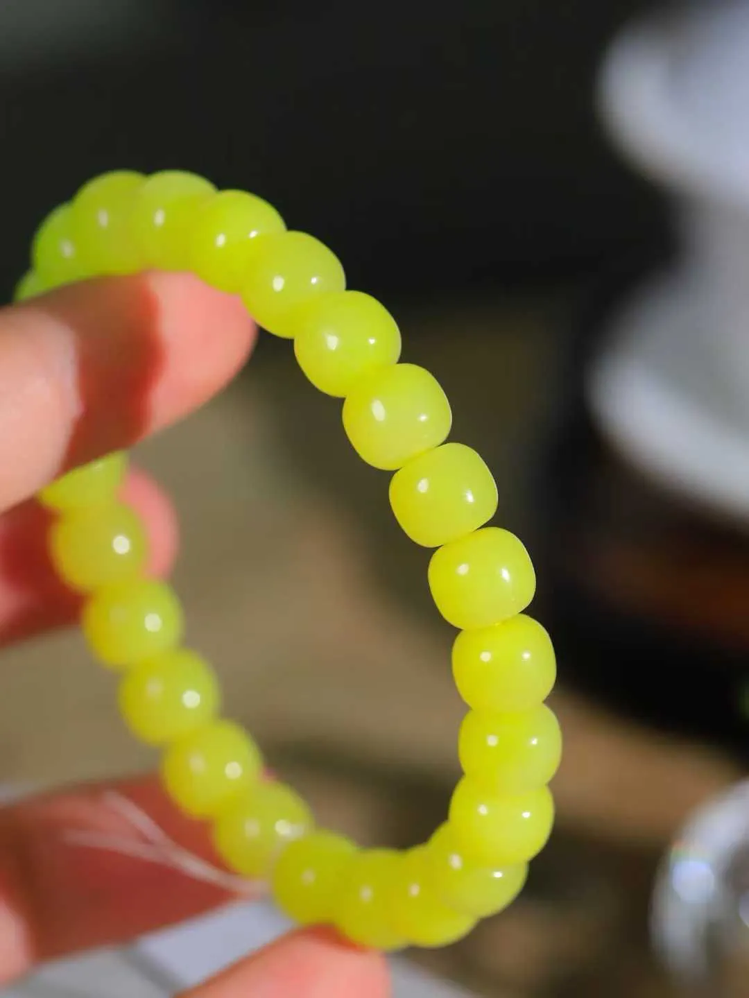 （老型珠.手串）

货头精选  和田玉黄口老型珠手串，玉质细腻油润 饱满光滑 质朴无华，悠远简单，人心境界远，百世修炼深，心灵常驻善意持，觉悟人生百世修  重27.2克    尺寸取一7.6-9mm    101101668T