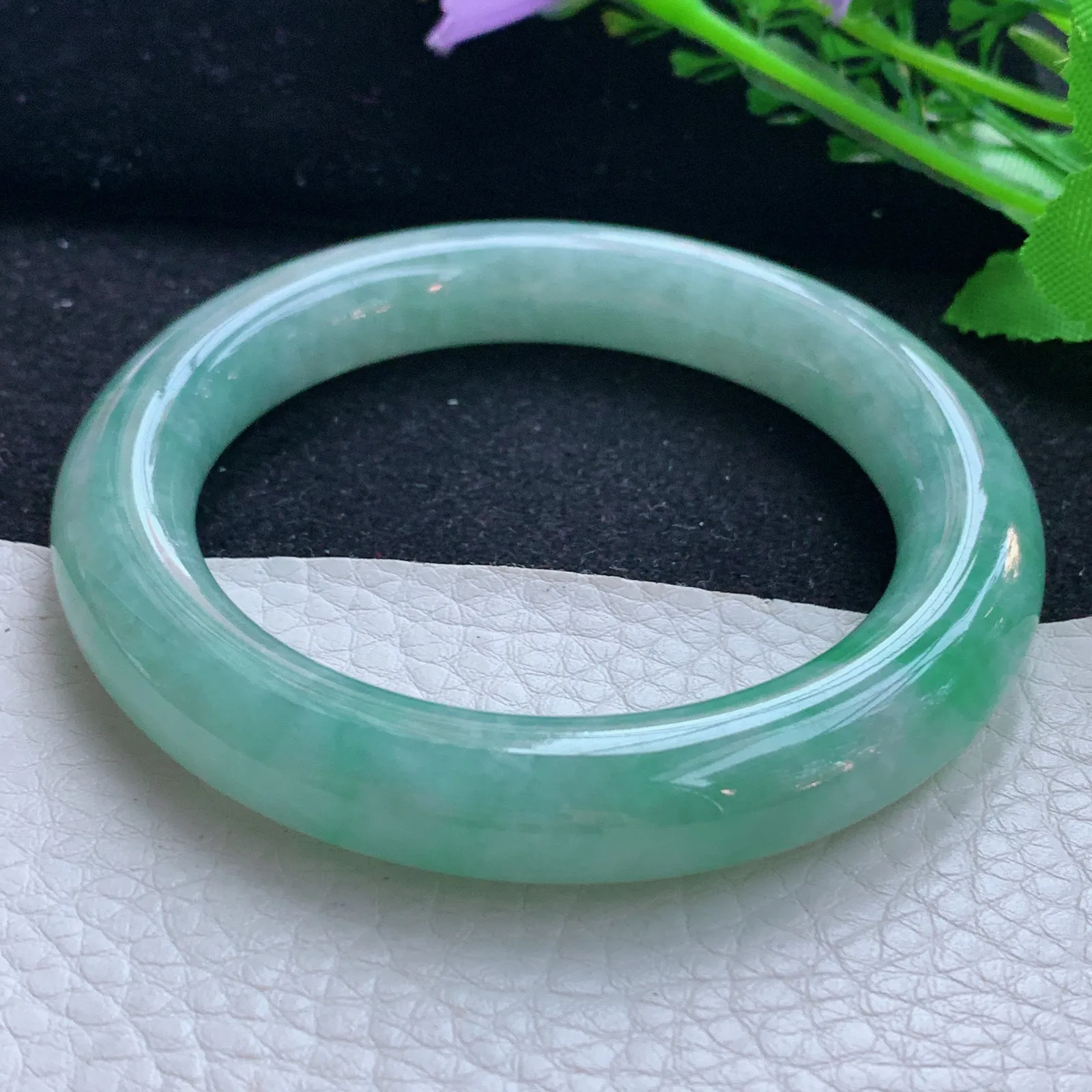 z自然光55*10.8美人镯 缅甸翡翠a货玉手镯清新飘绿圆条玉手环 平安镯