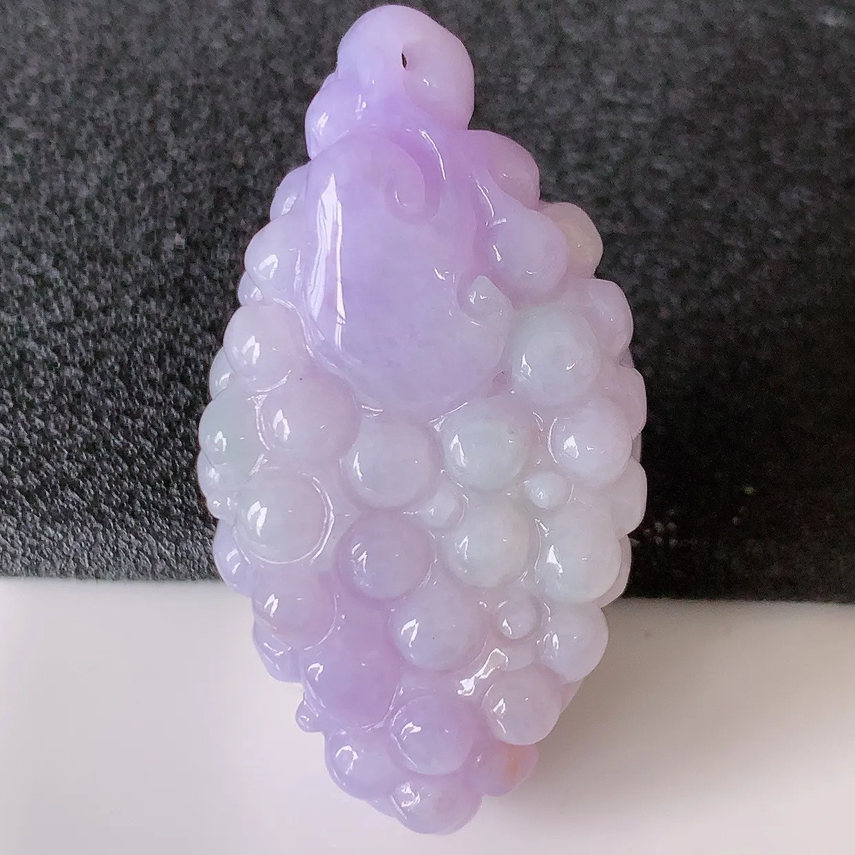 自然光实拍，冰润紫罗兰翡翠葡萄吊坠，多子多福，种老水足，雕工精湛 ，寓意美好，佩戴时尚出众！#05.22