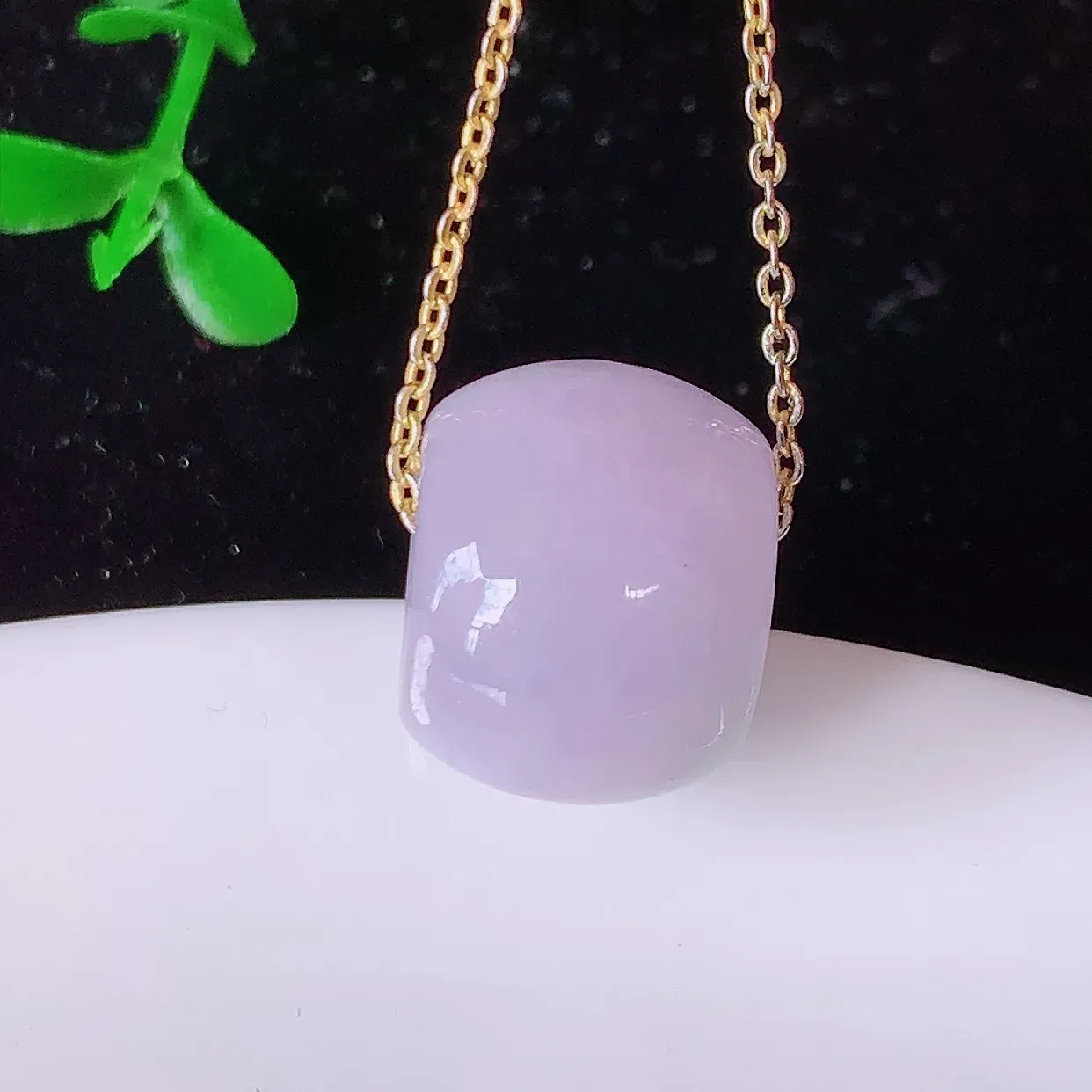 自然光实拍，冰润紫罗兰翡翠路路通吊坠，寓意时来运转、财源滚滚，款式新颖时尚，日常百搭的款！配图银链#57.22