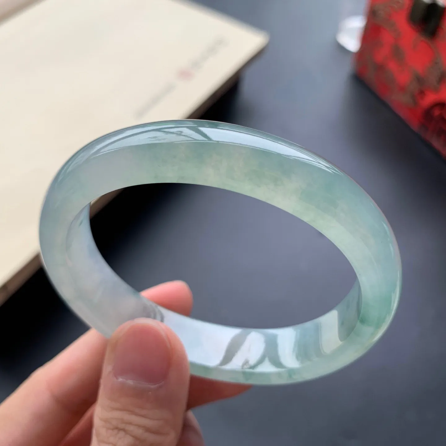 55圈口冰种飘花贵妃手镯 尺寸：55-48-12.6-7，无纹裂，冰透水润，胶感十足