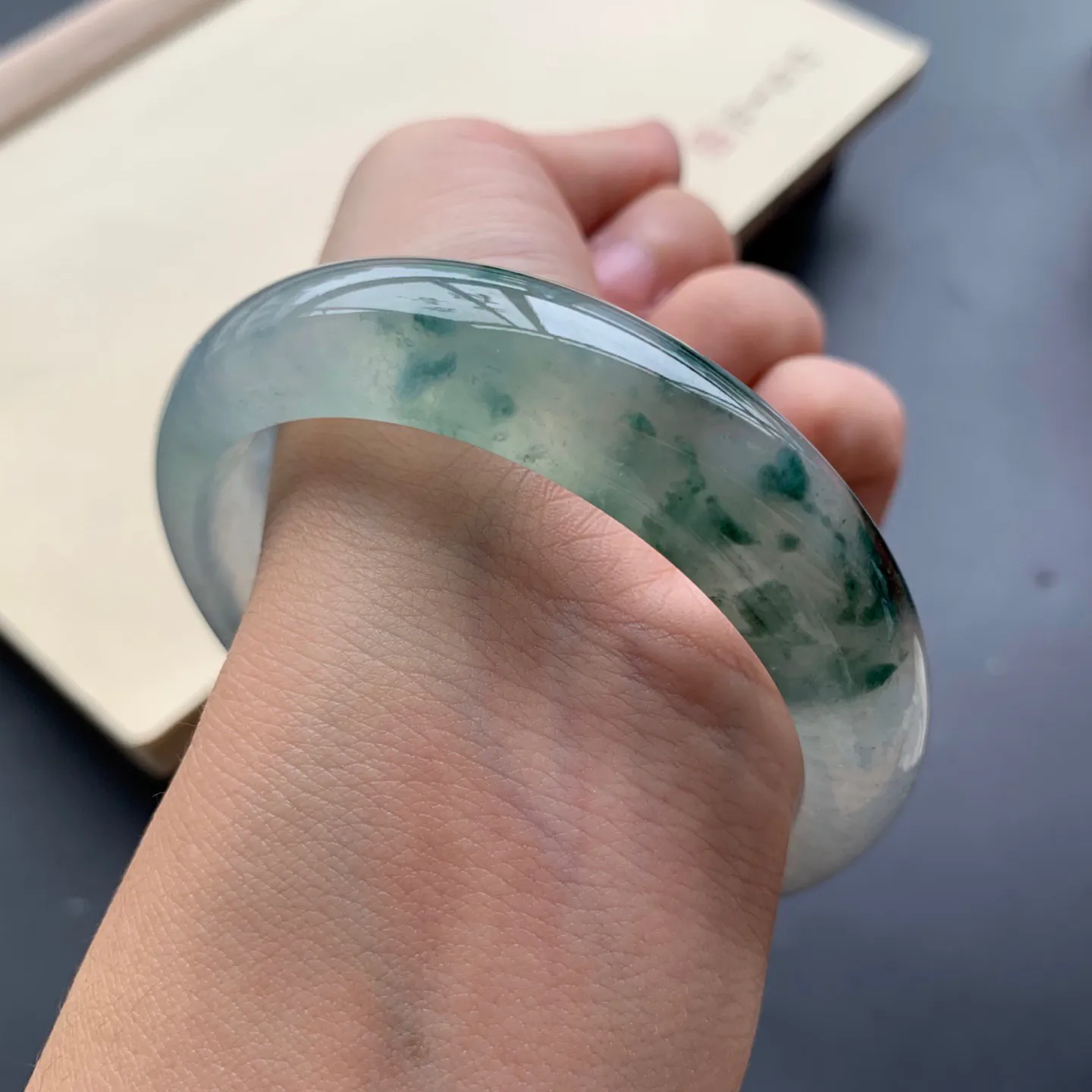 58.5圈口冰种飘花正圈手镯 尺寸：58.5-15-8.3，无纹裂，水润透亮，胶感十足