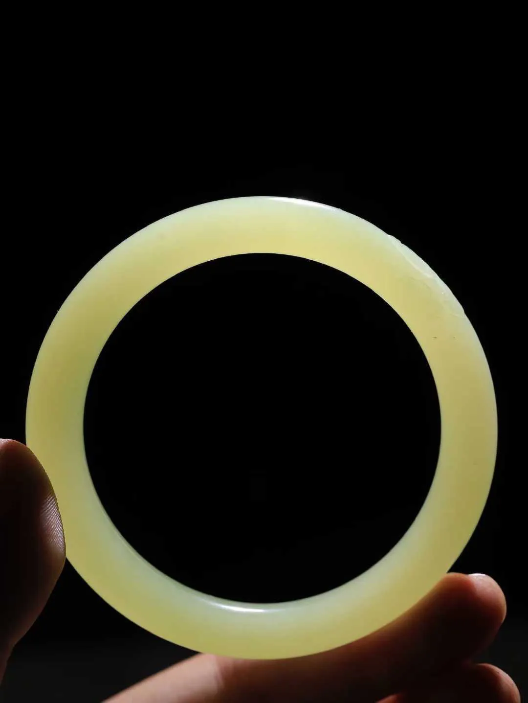 [温润如玉.手镯]

精品和田玉黄口手镯。玉质温润细腻 油性十足 手感舒适，高华雅逸，线条流畅，简约大气，美自天成，素雅高贵。佩戴于腕间，婉约之美，举手投足间透出那份低调奢华。重38.6克 内径56.5mm尺寸8.8-9mm FDA-121101600