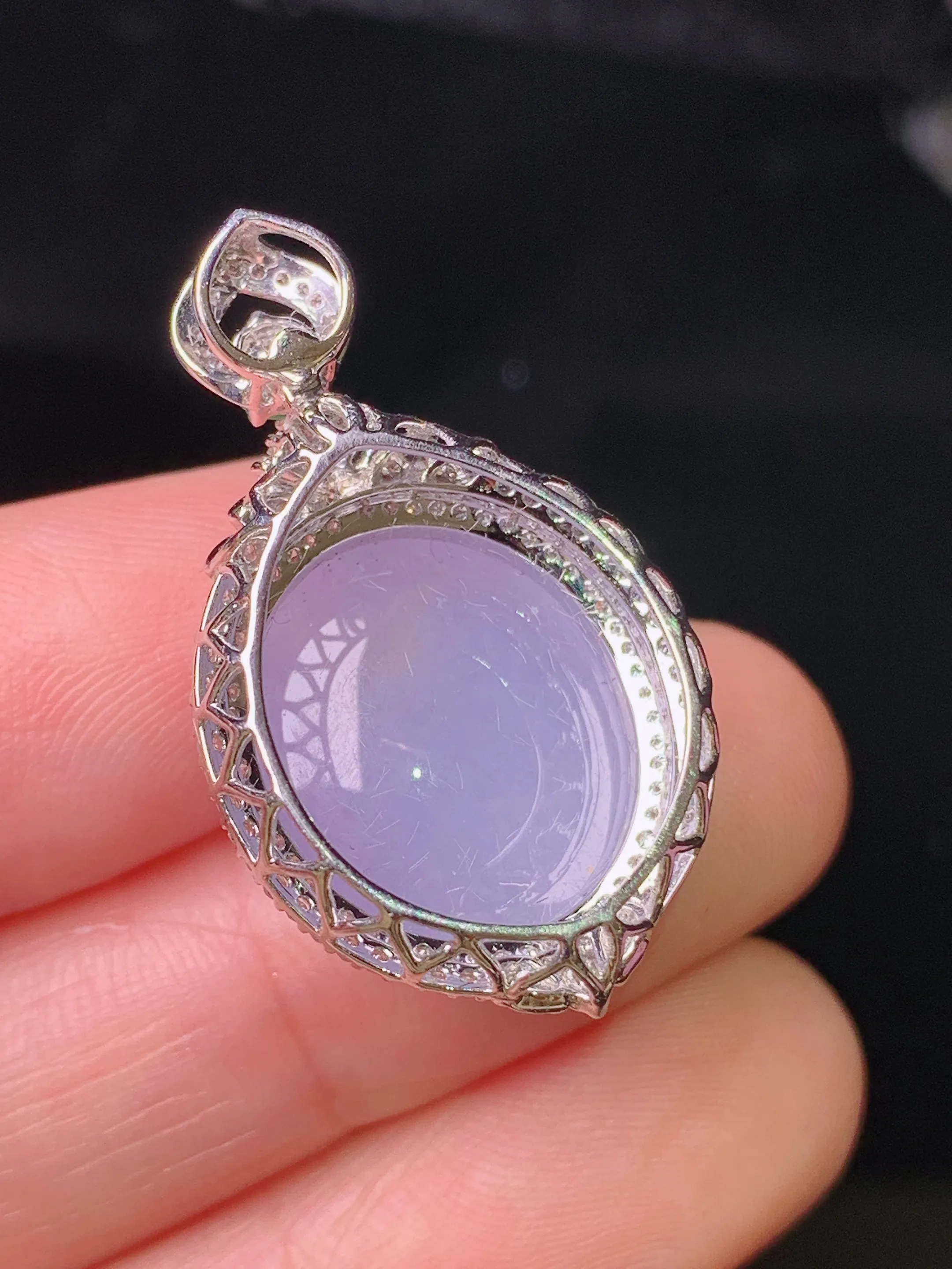 18k金钻镶嵌紫罗兰蛋面吊坠 玉质细腻 色泽清新艳丽 整体尺寸30.8*17.7*13.5