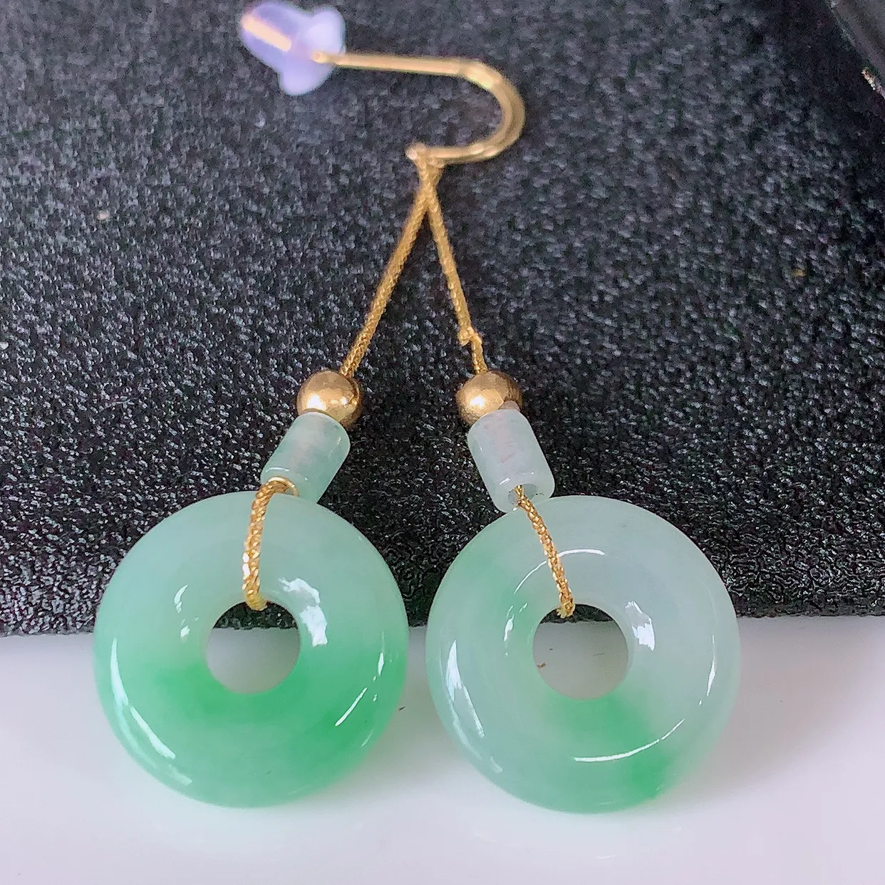 18k金镶嵌冰种飘绿翡翠平安扣耳坠，沁人心脾，耳坠佩戴效果大气出众，尽显气质。种水好，胶感足，颜相当漂亮，高性价比， 值得入手品鉴！#41.20整体43.5裸石13*3.8