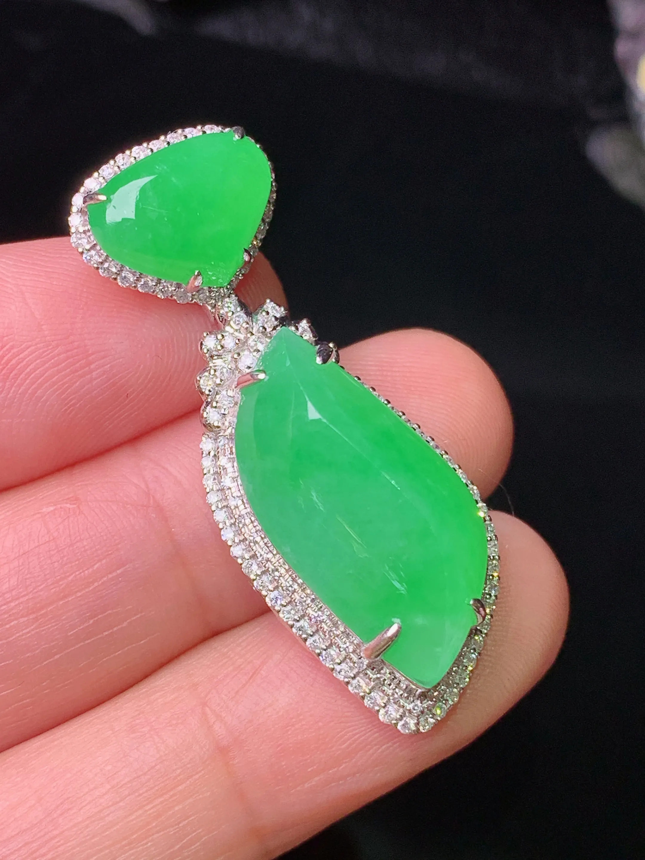 18k金钻镶嵌翠绿随形吊坠 玉质细腻 色泽清新艳丽 整体尺寸38.5*14.2*11.2