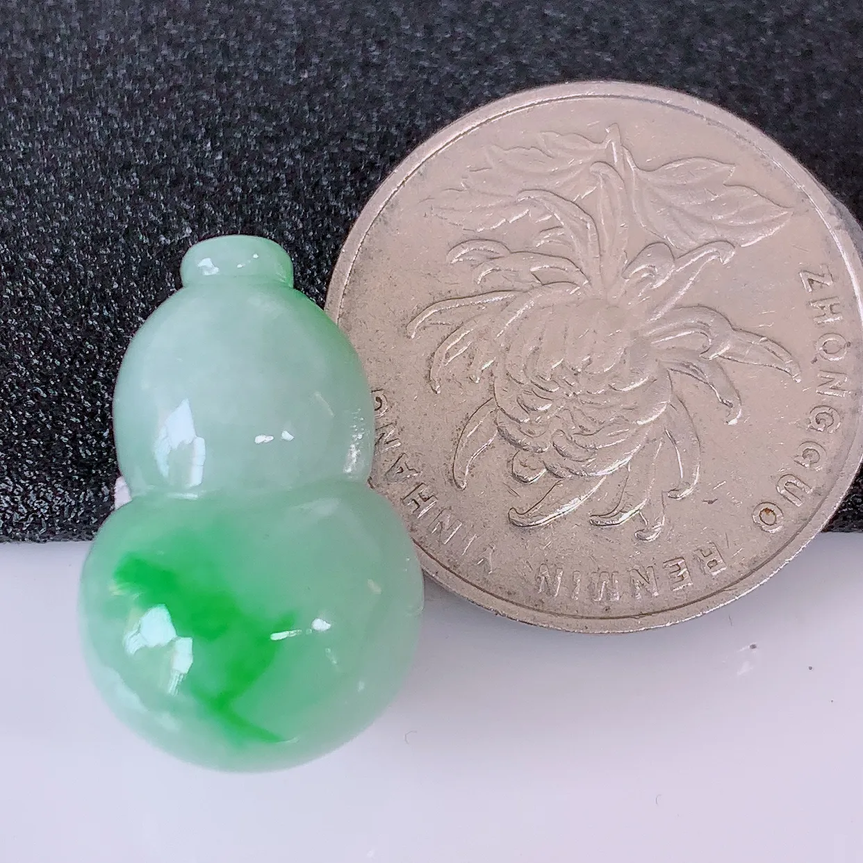 自然光实拍，冰润飘阳绿翡翠葫芦蛋面，种老水足，雕工精湛 ，寓意美好，镶嵌更靓， 佩戴时尚出众！#05.20