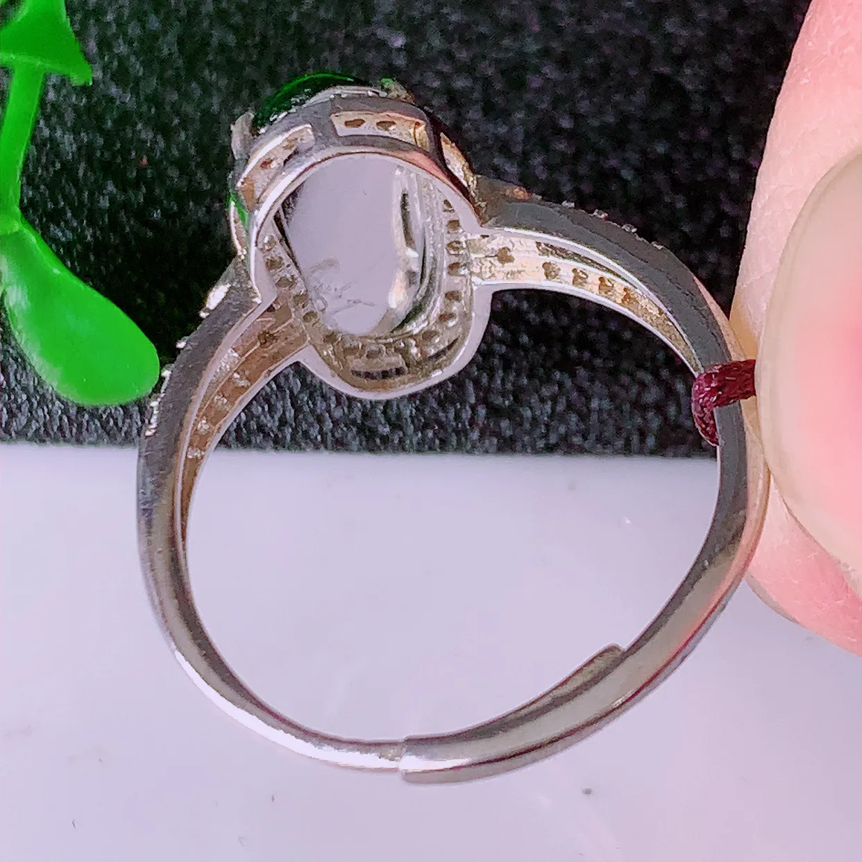 冰透满绿翡翠925银镶嵌福瓜戒指，自然光实拍，翠色灵动，颜色漂亮，种老水足，品相佳，佩戴佳品！#98.22（圈口可调大小）整体18*24.5*6裸裸11*5.5