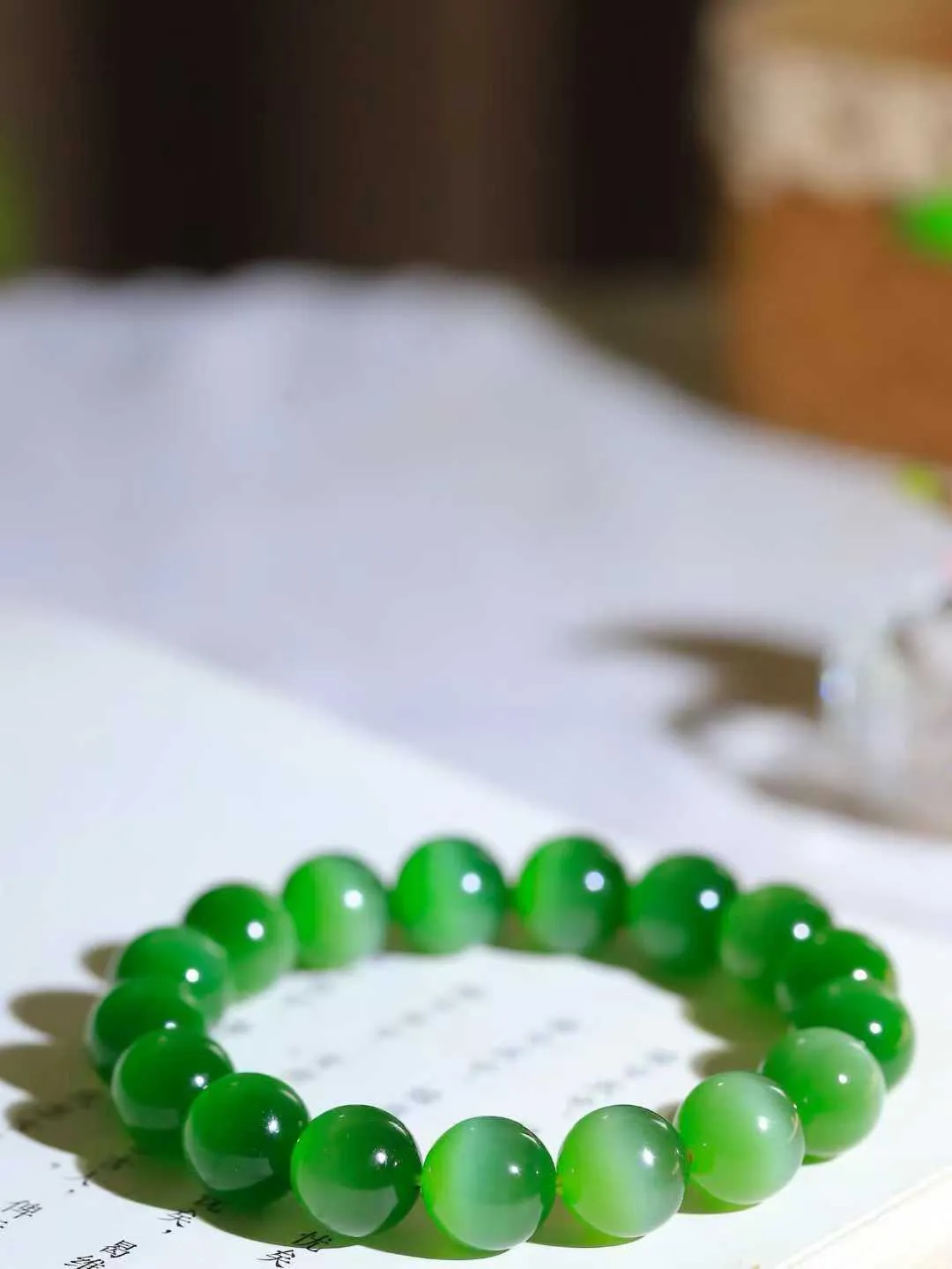 （猫眼手串）

收藏级臻品和田玉碧玉猫眼圆珠手串 质地温润灵动 猫眼儿般的光中，有波光潋滟，也有梦