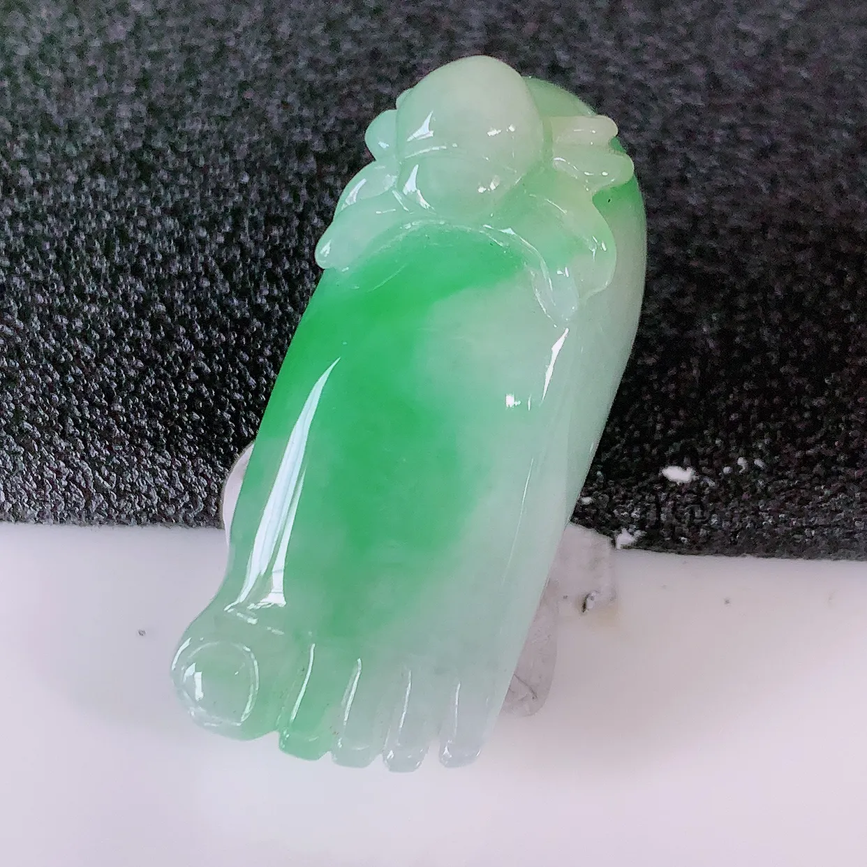 自然光实拍，冰润飘绿翡翠知足常乐吊坠，翠色灵动，种老水足，寓意好，品相佳， 佩戴佳品！#87.20